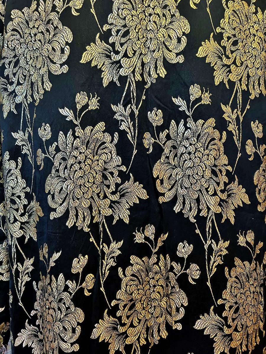 Marokkanischer Kaftan aus schwarzem Satin, mit goldenen Klingen durchsetzt - CIRCA 1950-60 im Angebot 5