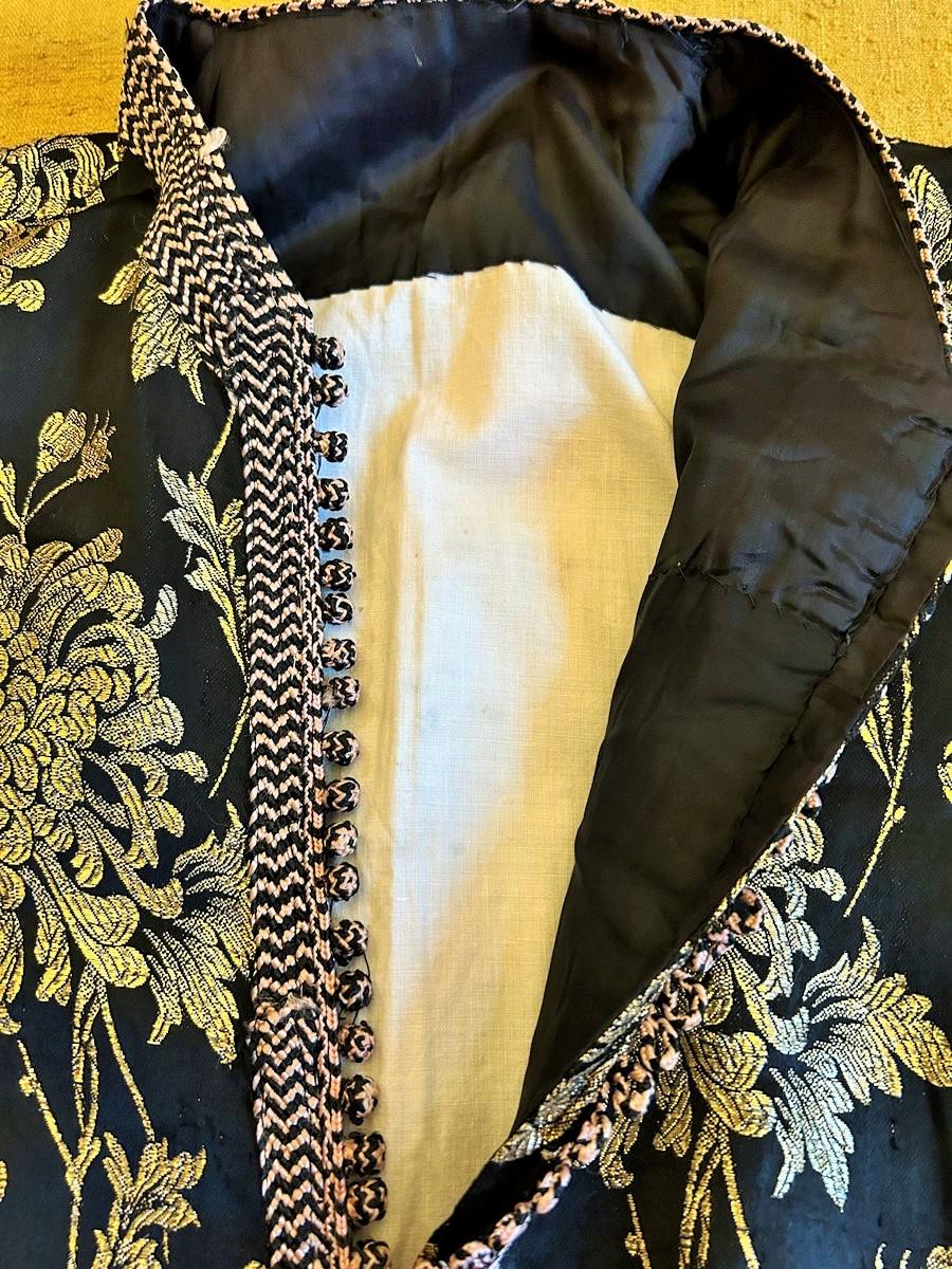Marokkanischer Kaftan aus schwarzem Satin, mit goldenen Klingen durchsetzt - CIRCA 1950-60 im Angebot 6