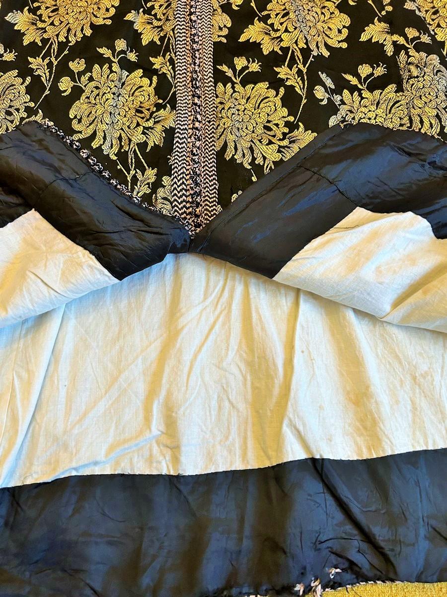 Marokkanischer Kaftan aus schwarzem Satin, mit goldenen Klingen durchsetzt - CIRCA 1950-60 im Angebot 7