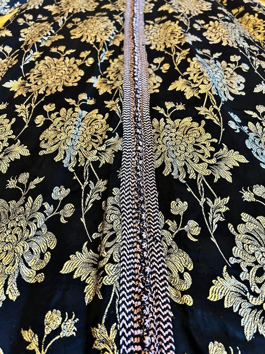 Marokkanischer Kaftan aus schwarzem Satin, mit goldenen Klingen durchsetzt - CIRCA 1950-60 (Schwarz) im Angebot