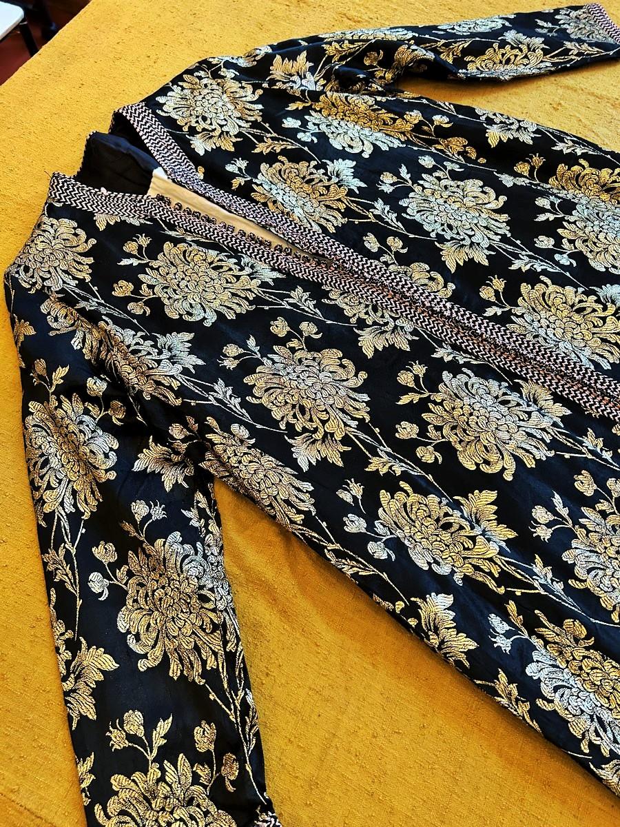 Marokkanischer Kaftan aus schwarzem Satin, mit goldenen Klingen durchsetzt - CIRCA 1950-60 im Zustand „Gut“ im Angebot in Toulon, FR