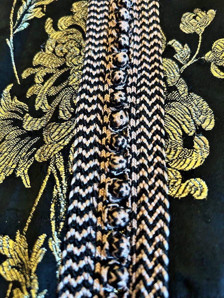 Marokkanischer Kaftan aus schwarzem Satin, mit goldenen Klingen durchsetzt - CIRCA 1950-60 für Damen oder Herren im Angebot