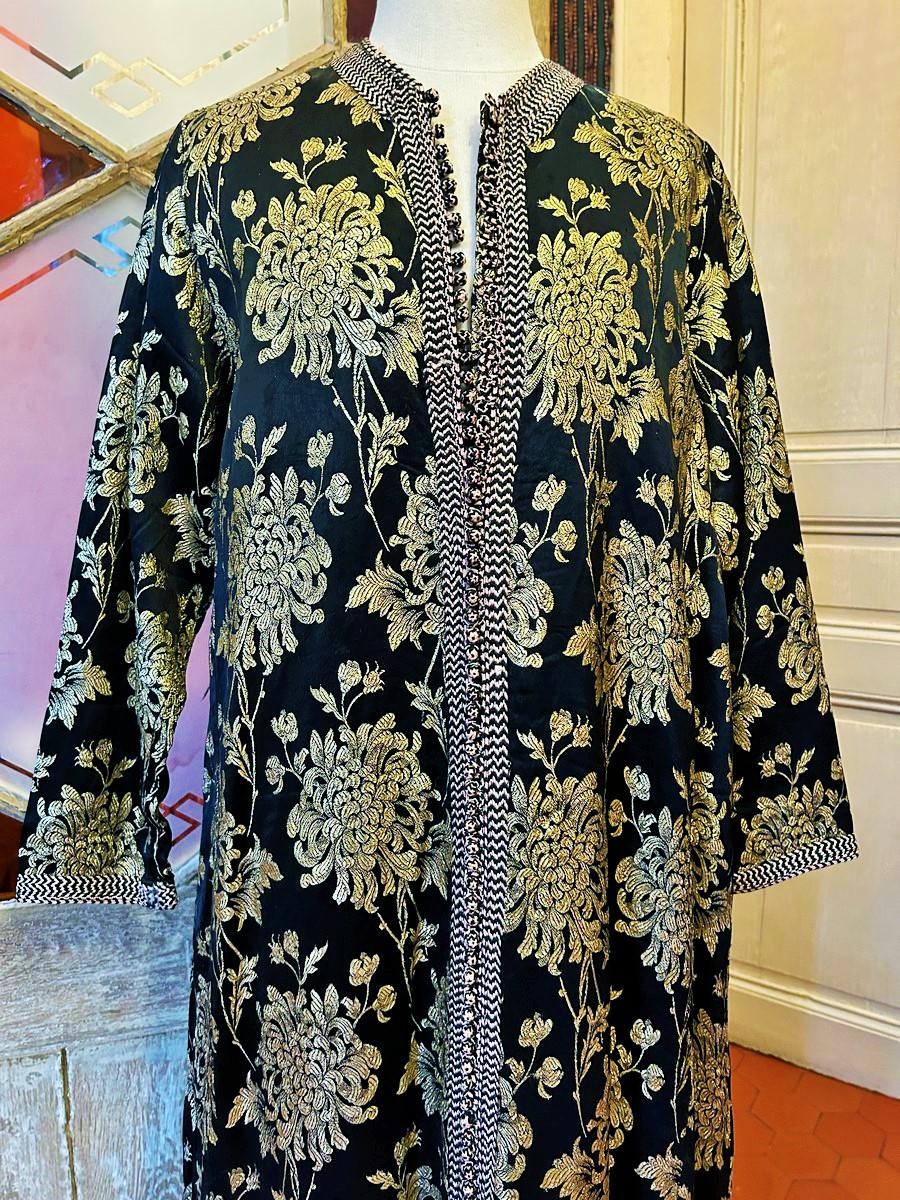 Marokkanischer Kaftan aus schwarzem Satin, mit goldenen Klingen durchsetzt - CIRCA 1950-60 im Angebot 1