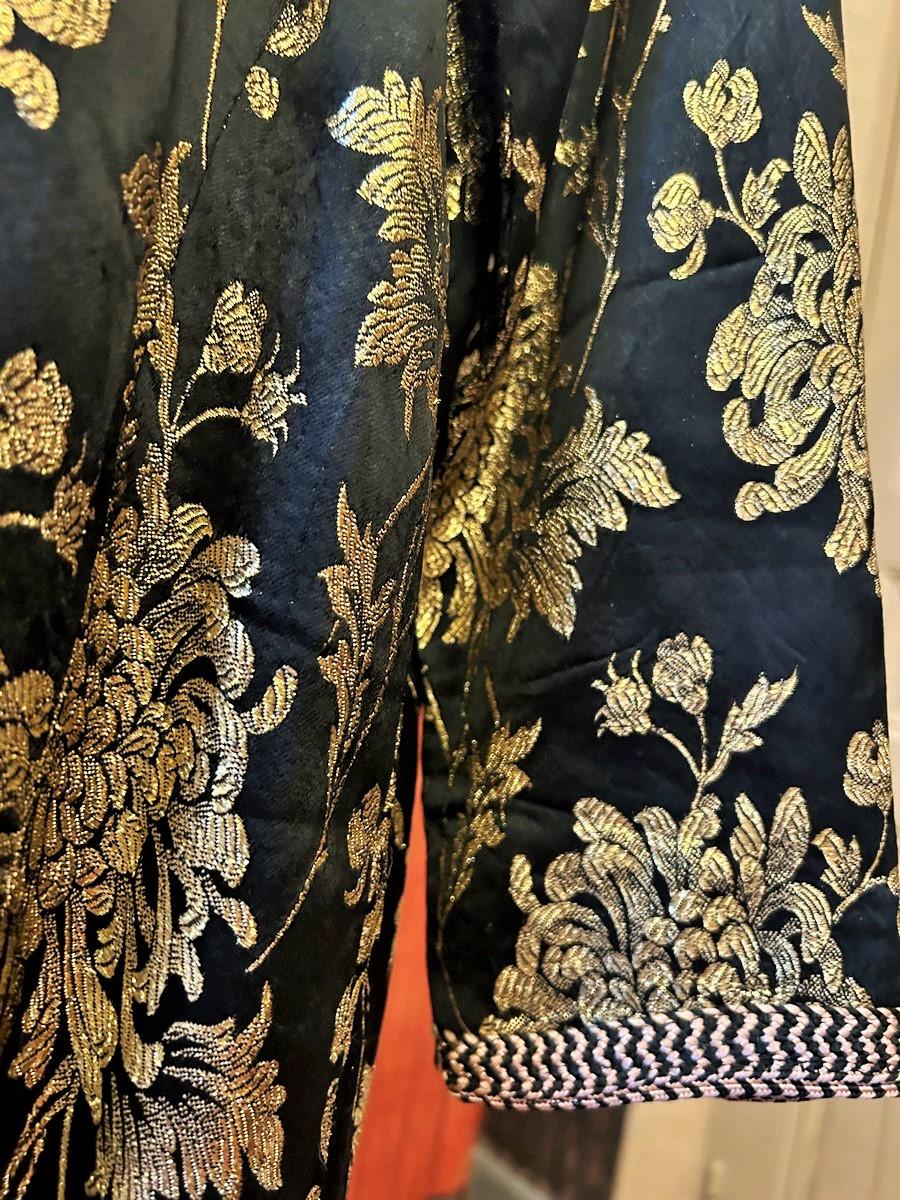 Marokkanischer Kaftan aus schwarzem Satin, mit goldenen Klingen durchsetzt - CIRCA 1950-60 im Angebot 2
