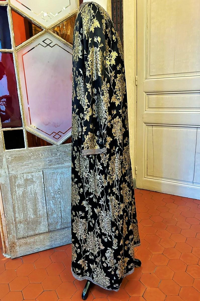 Marokkanischer Kaftan aus schwarzem Satin, mit goldenen Klingen durchsetzt - CIRCA 1950-60 im Angebot 3