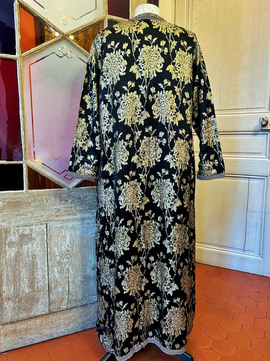 Marokkanischer Kaftan aus schwarzem Satin, mit goldenen Klingen durchsetzt - CIRCA 1950-60 im Angebot 4