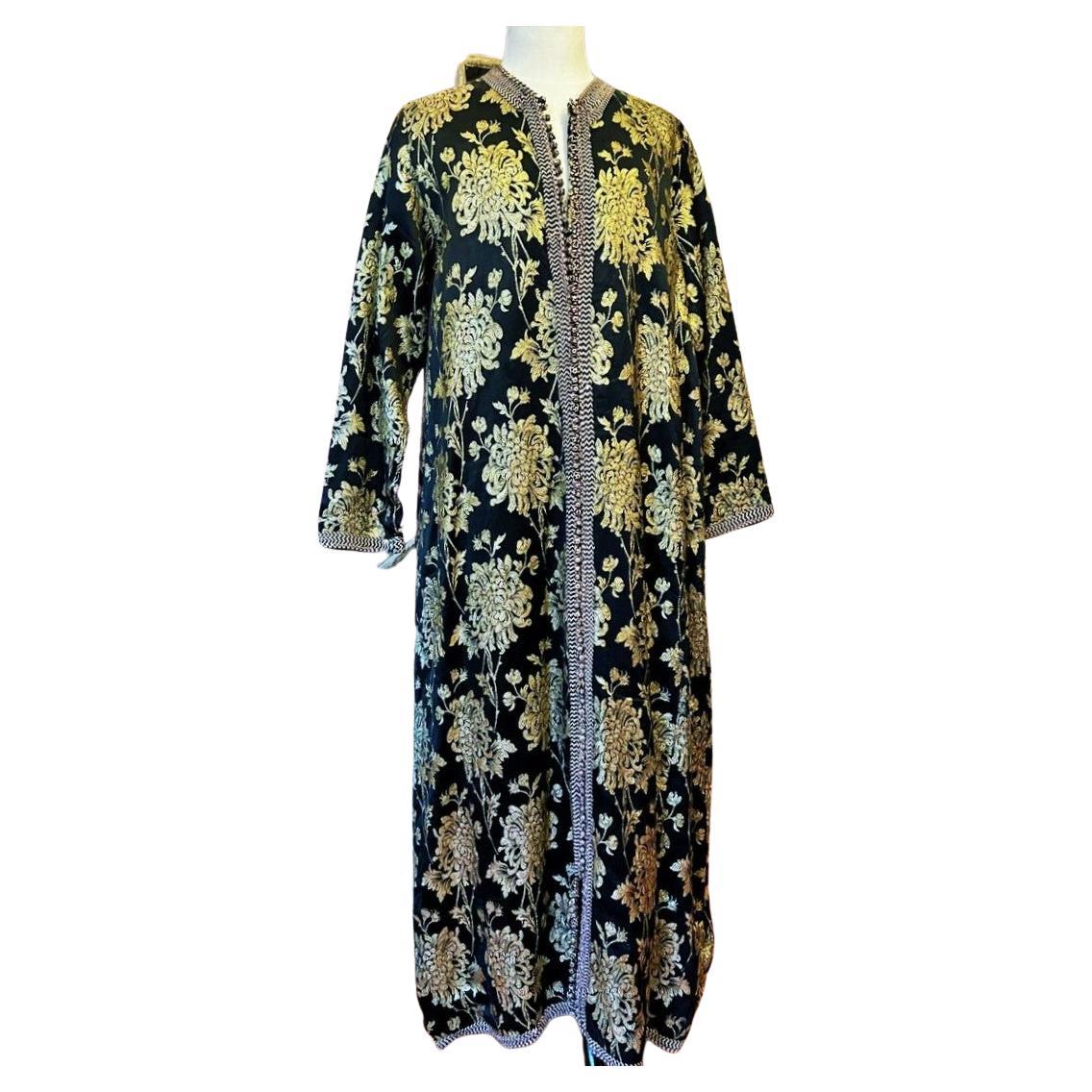 Marokkanischer Kaftan aus schwarzem Satin, Brokat mit goldenen Klingen - ca. 1950-60 im Angebot