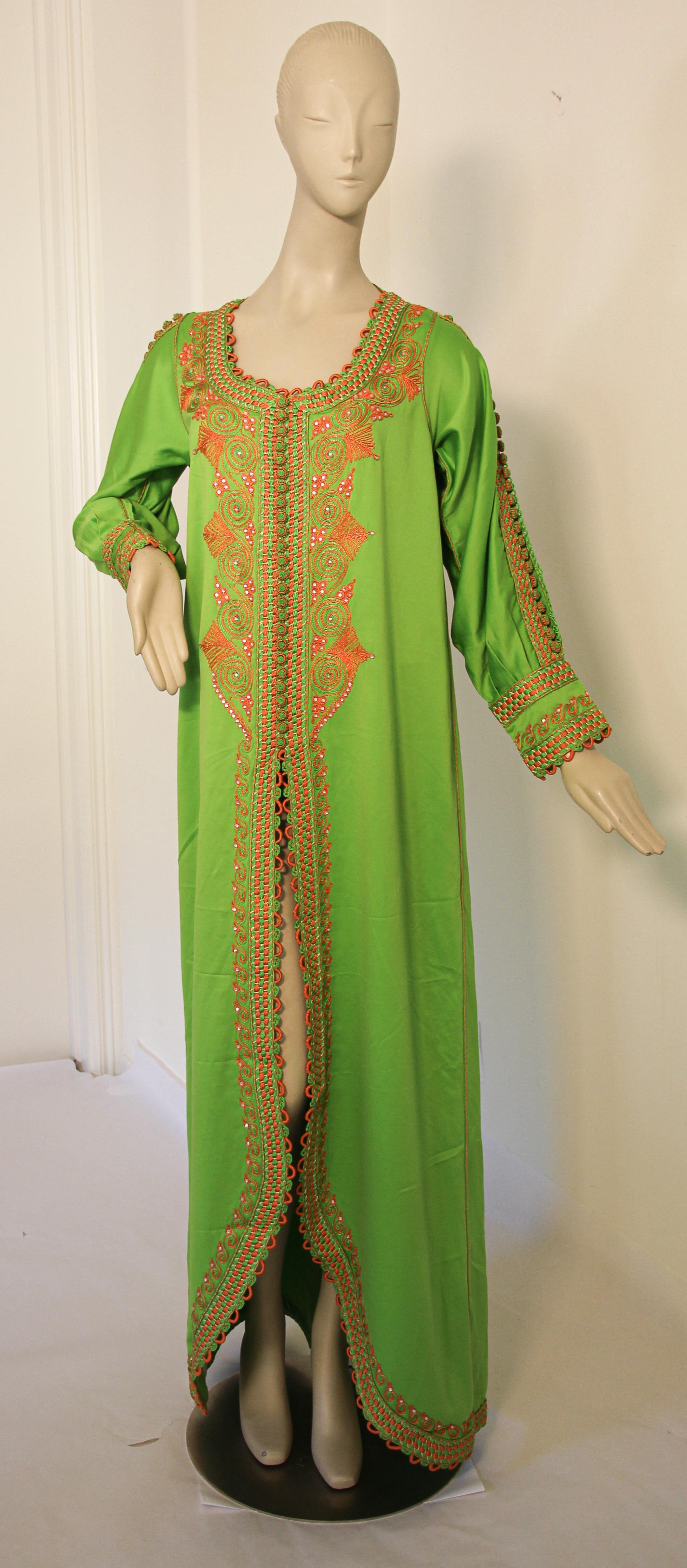 Elegant Moroccan caftan in Kelly green and orange embroidered.
circa 1970s.
This long maxi dress kaftan is embroidered and embellished entirely by hand.
It’s crafted in Morocco and tailored for a relaxed fit.
One of a kind evening Moroccan Middle