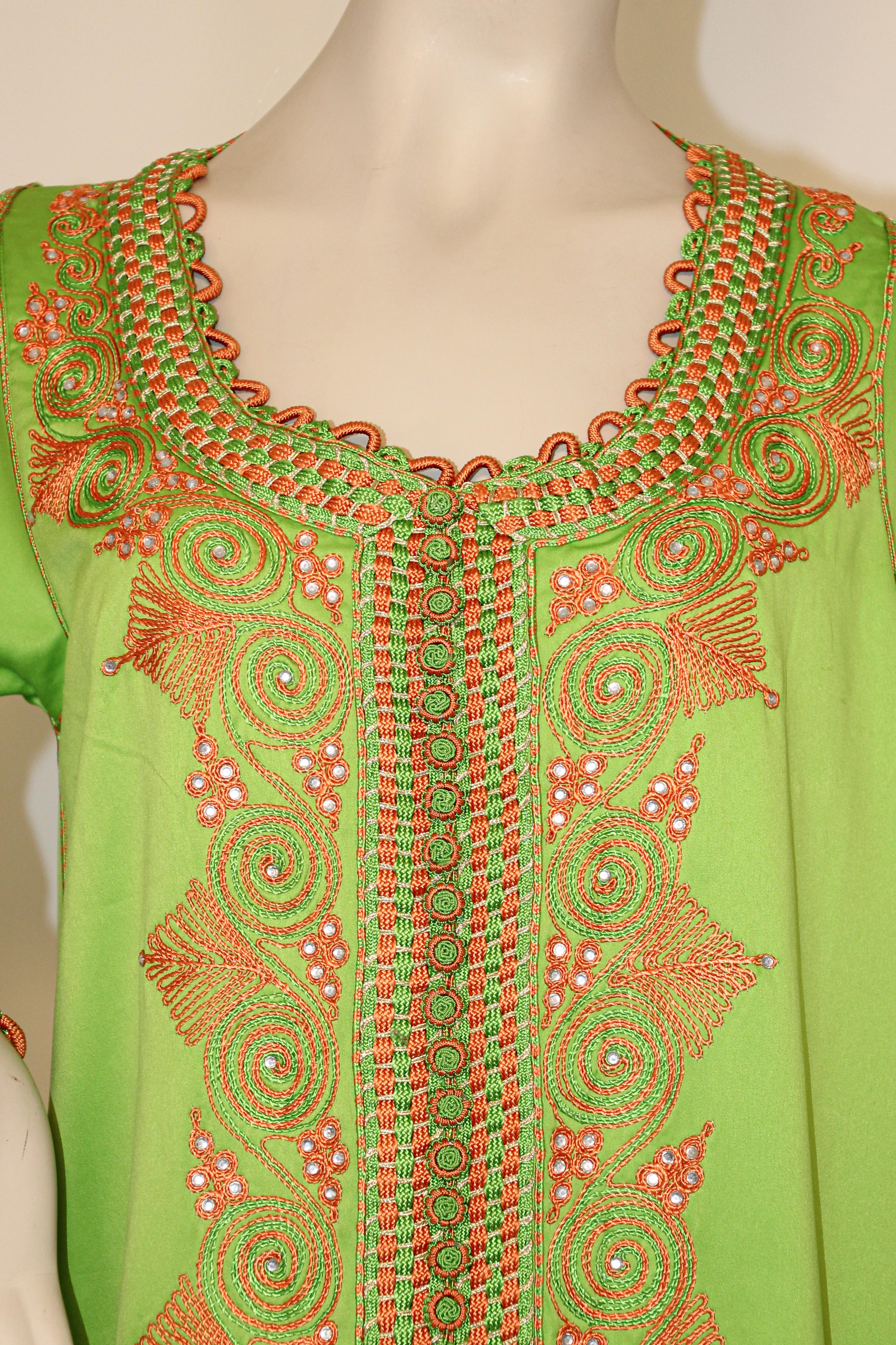 Moroccan Kaftan in Kelly Green In Good Condition For Sale In North Hollywood, CA