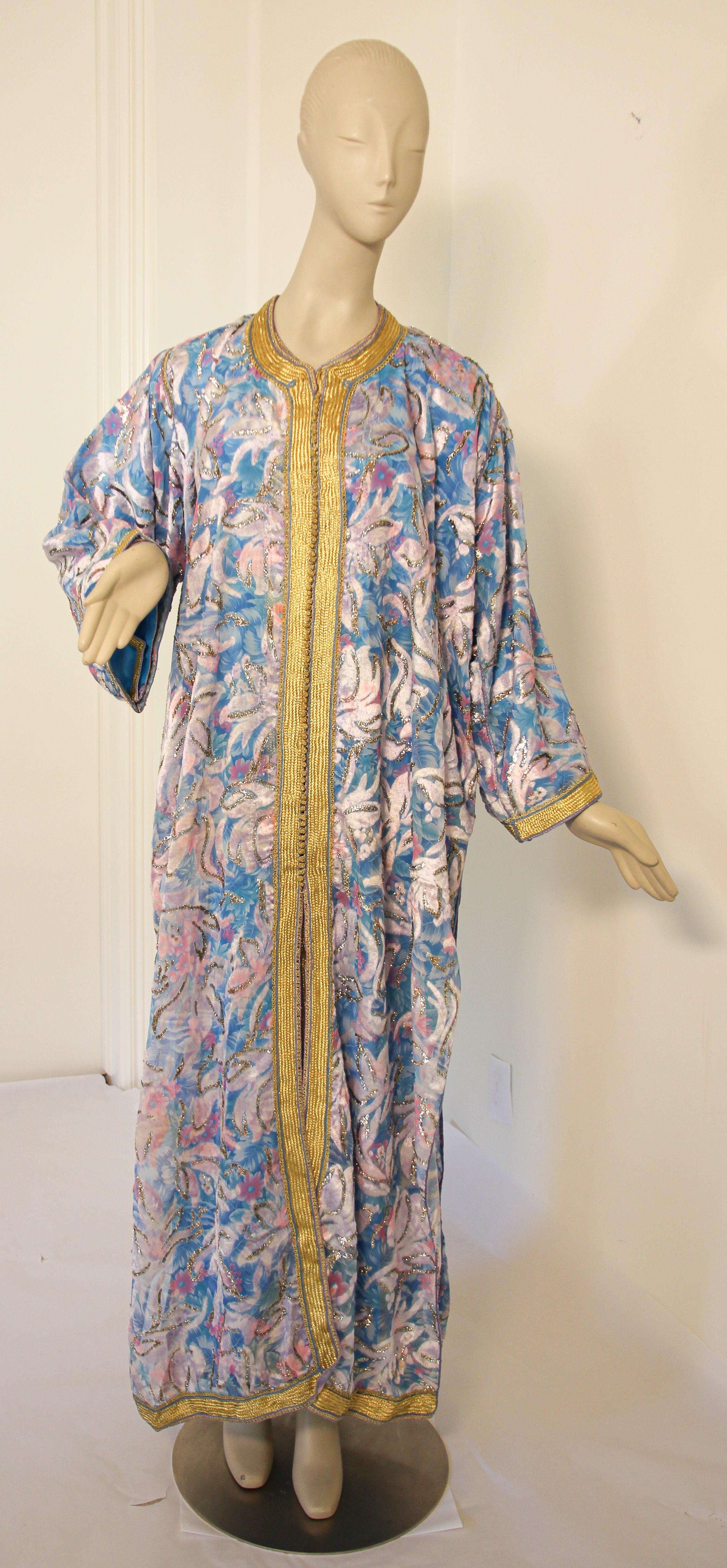 Elegant caftan marocain en turquoise et or floral lame métallique et garniture brodée,
vers les années 1970.
Cette longue robe maxi kaftan est brodée et embellie entièrement à la main.
Il est confectionné au Maroc et conçu pour une coupe