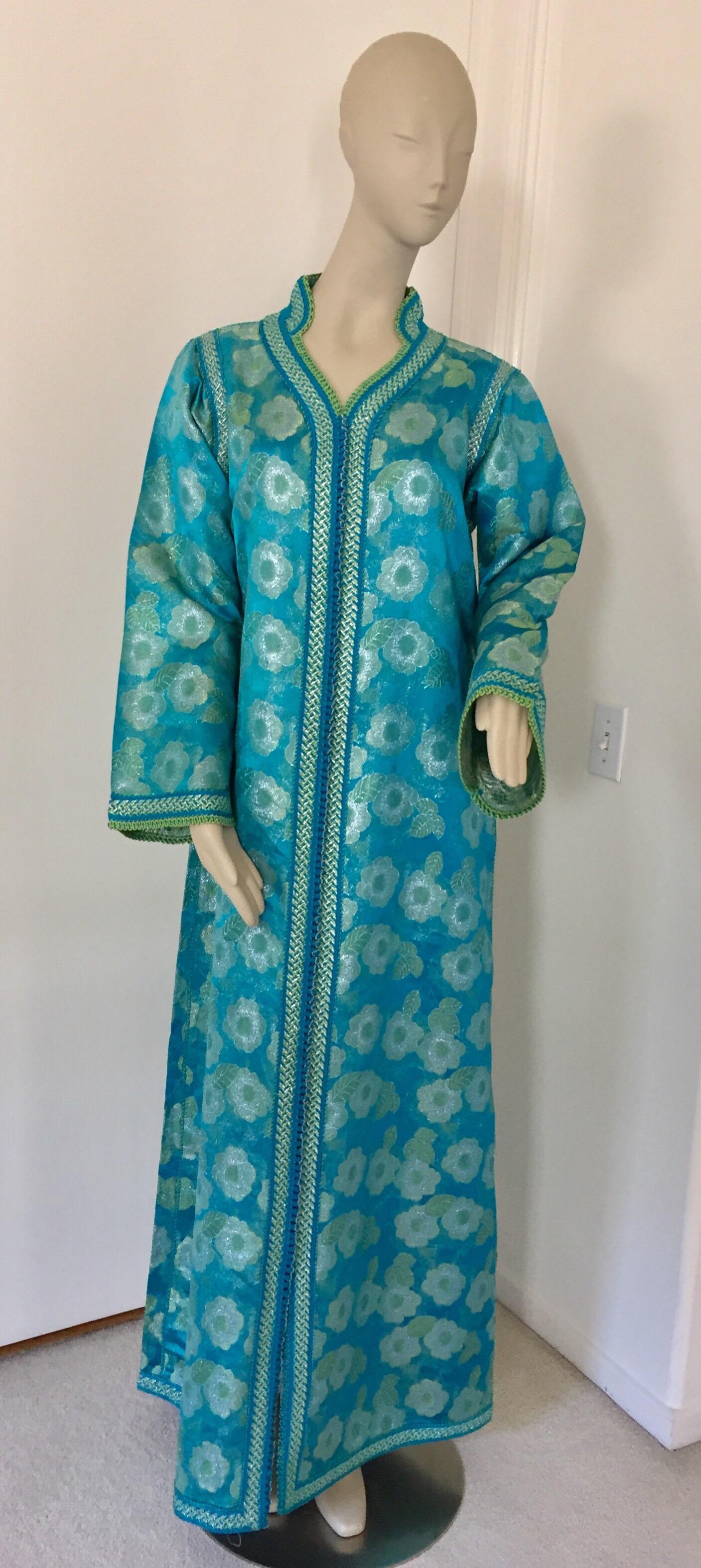 Élégant caftan marocain en lames fleuries turquoises et dorées, avec bordure métallique et brodée,
vers les années 1970.
Ce caftan à la robe longue et longue est brodé et embelli entièrement à la main.
Il est confectionné au Maroc et ajusté pour