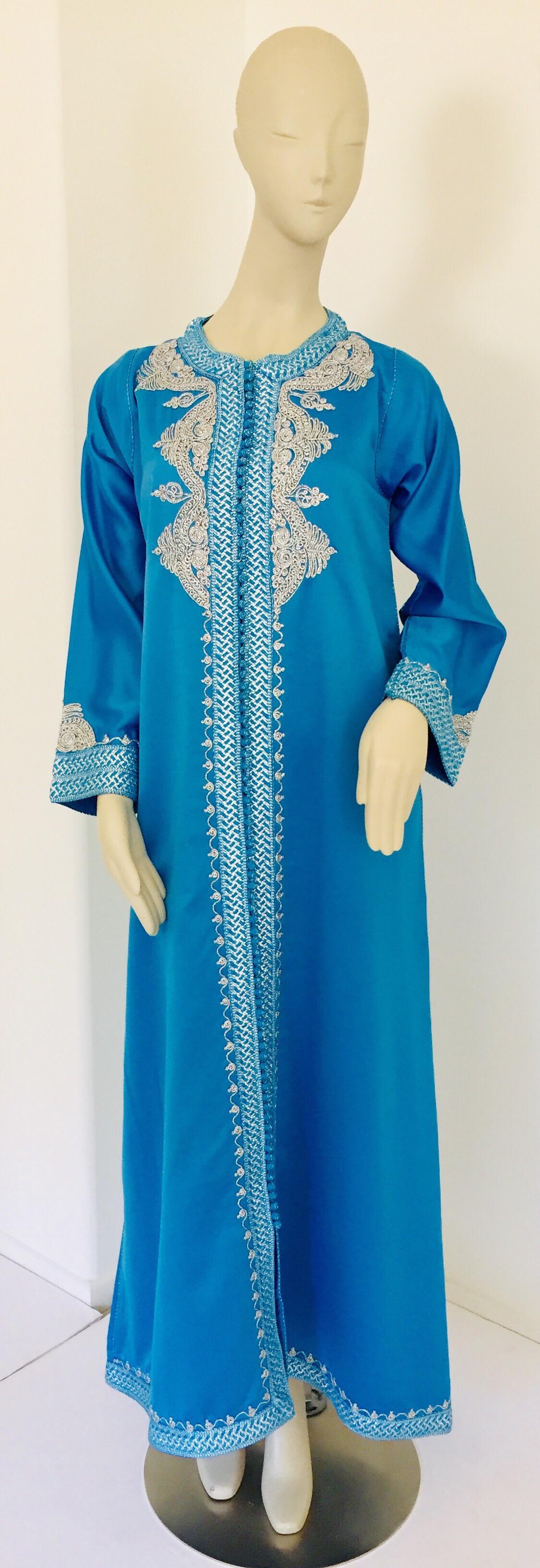 Elegant Moroccan caftan in turquoise blue and silver metallic embroidered trim and front.
This long maxi dress kaftan is embroidered and embellished entirely by hand.
It’s crafted in Morocco and tailored for a relaxed fit.
One of a kind evening