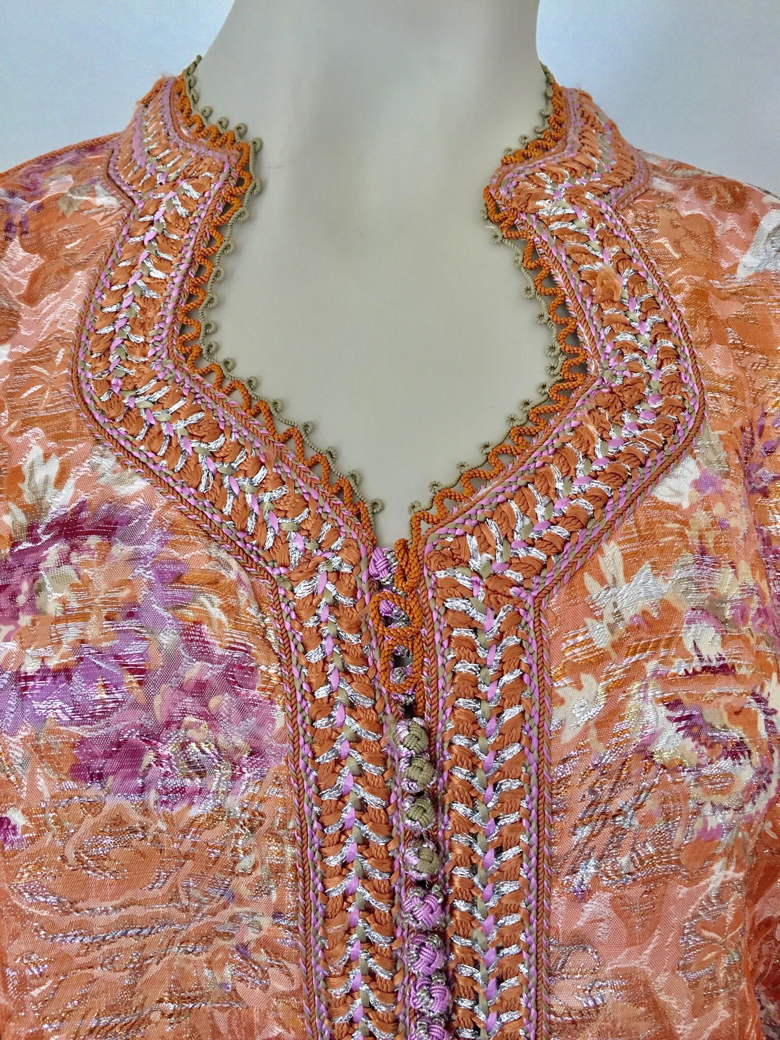 Donna Kaftano marocchino floreale arancione e viola con ricamo in oro Maxi Dress Caftano in vendita