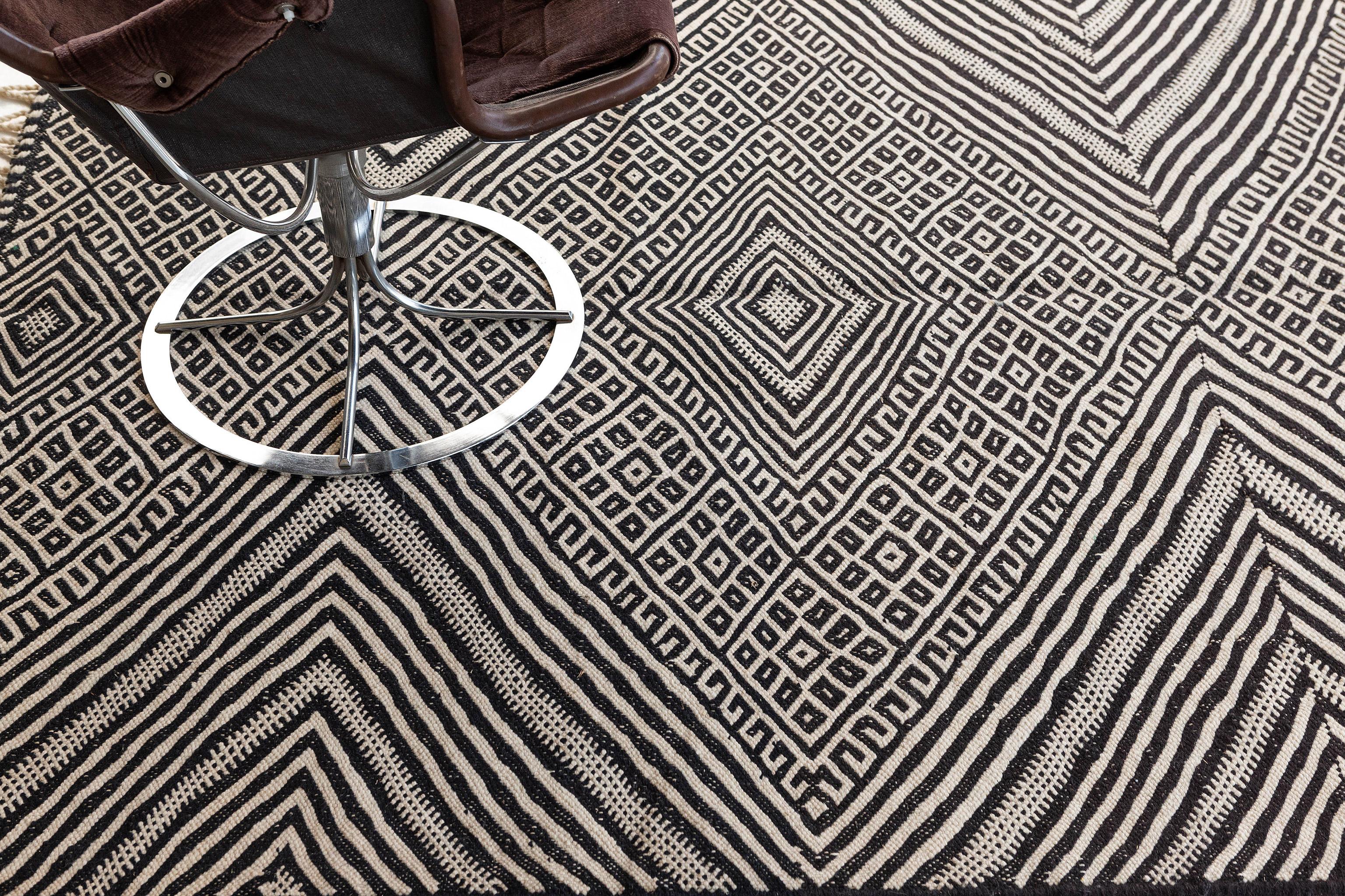 Dieser marokkanische Kilim-Teppich sorgt für einen bemerkenswerten Effekt, indem er ein Rautenmuster kreiert. Er verleiht Textur und einen bescheidenen grafischen Reiz, der einen warmen, entspannten Raum bildet. Das Feld ist mit Rebhuhnaugen in