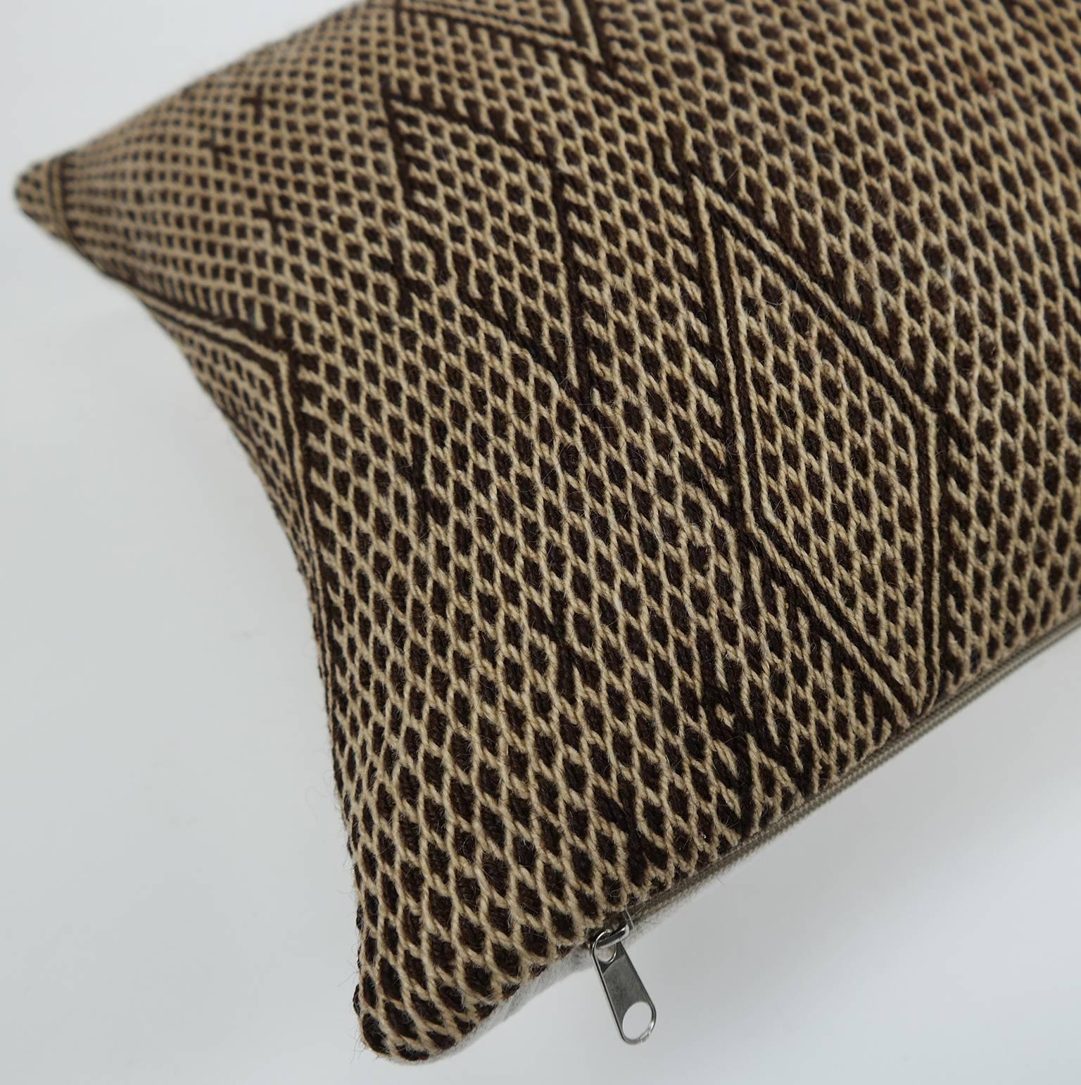 Moroccan Kilim Pillow  Vintage Morocco Cushion  In Good Condition In Zaandam, NL