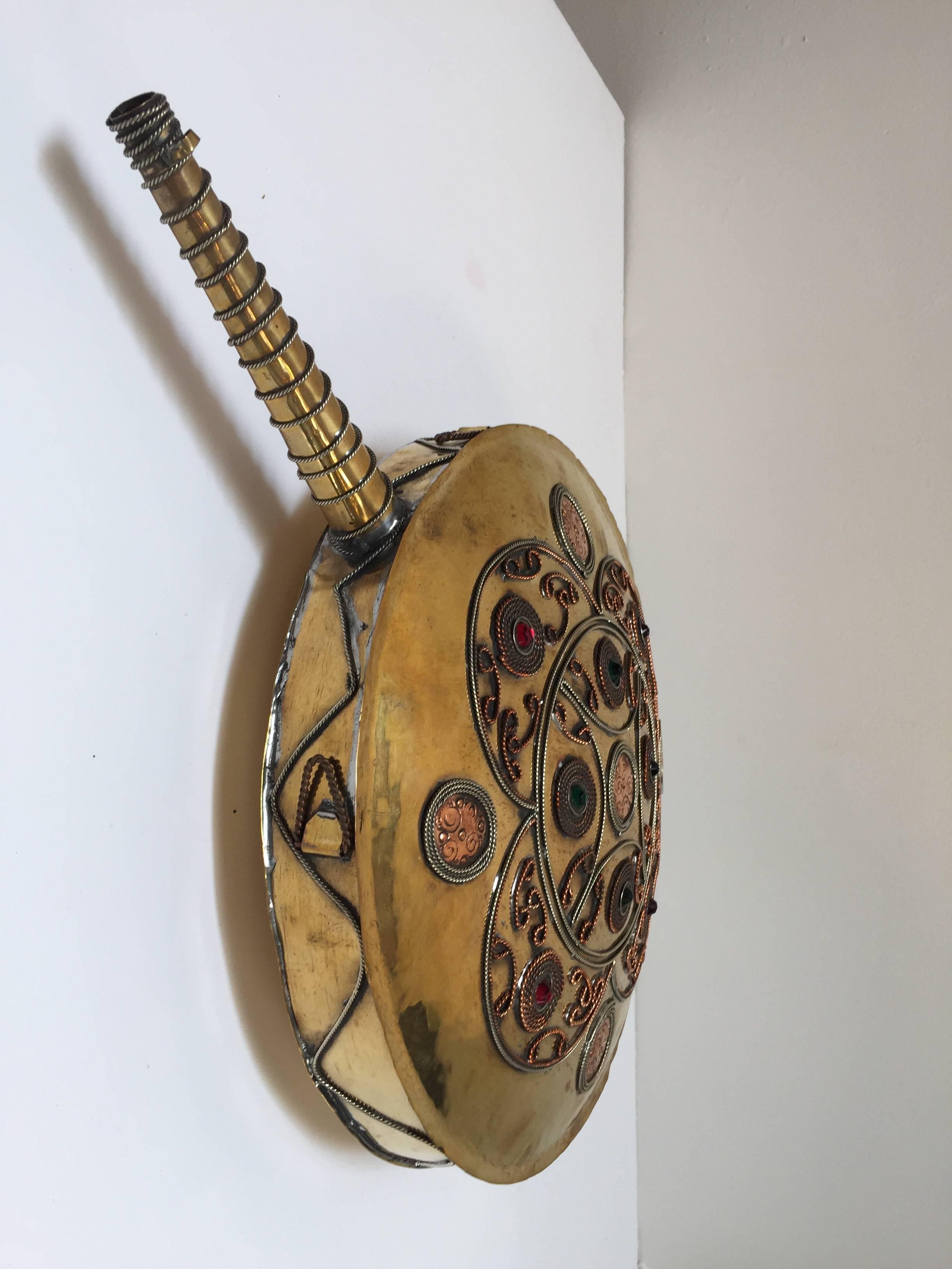 Gran petaca tribal marroquí antigua de latón pulido en venta 9