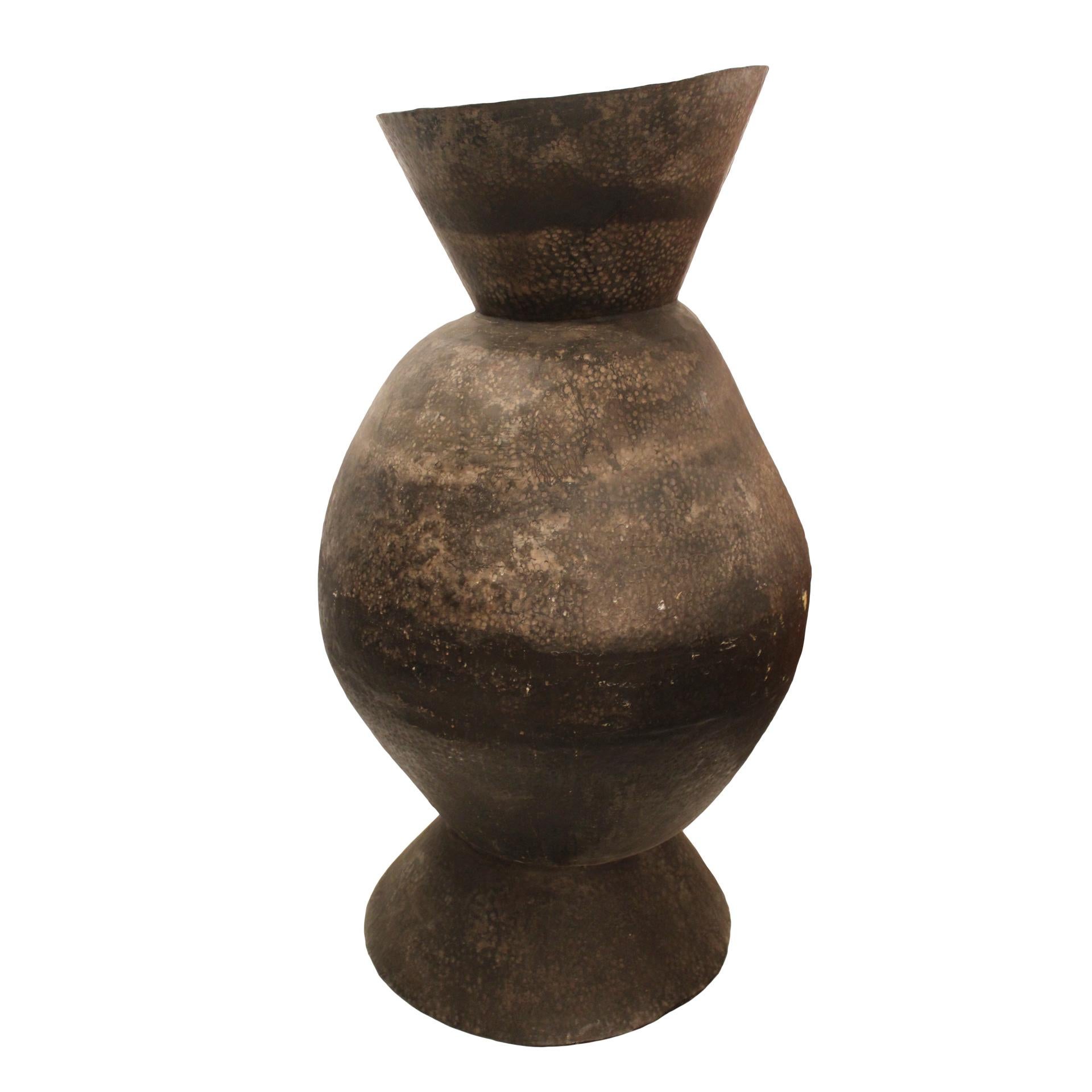 Seltenes skulpturales Gefäß aus dem volkstümlichen Handwerk Südmarokkos aus gehämmertem Metall. Marokko 1970er Jahre
