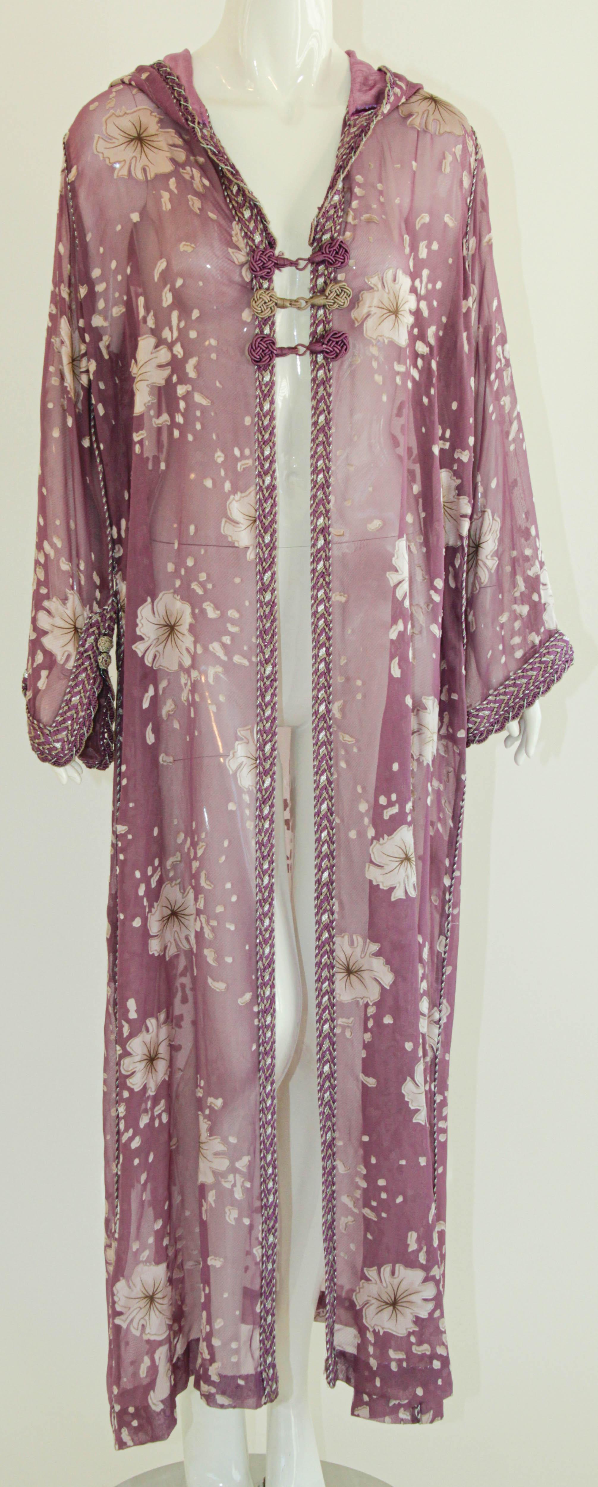 Elegant Moroccan caftan lavender floral georgette see trough fabric embroidered with purple trim,
This long maxi dress vintage kaftan trim is embroidered and braided entirely by hand.
Use it for summer as a cover up around the pool or at the beach,