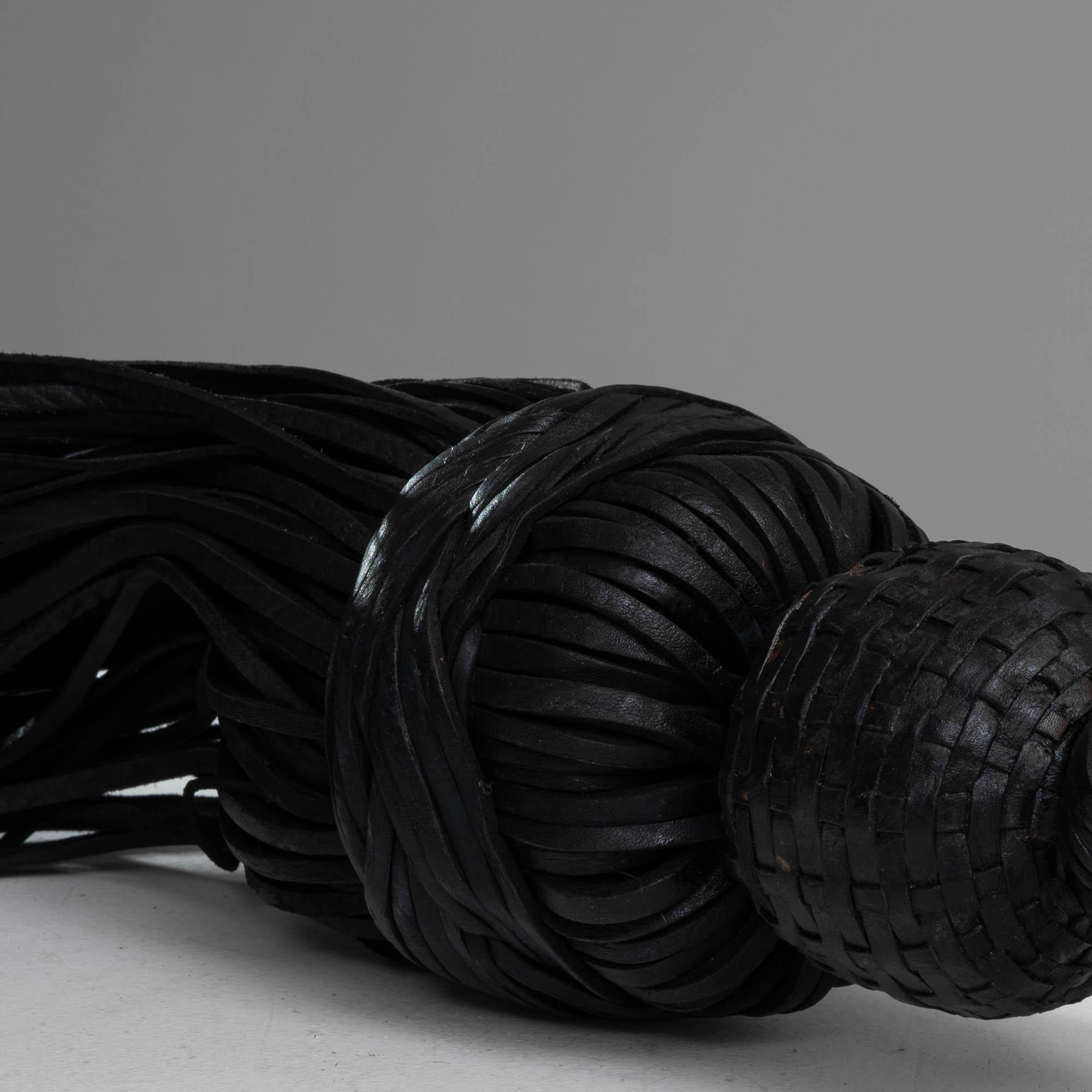 La Choucha Tassel in nero è un accessorio sofisticato ed elegante realizzato in pelle di alta qualità. Questa elegante nappina è caratterizzata da un design meticolosamente intrecciato che aggiunge un tocco di lusso a qualsiasi spazio o oggetto che