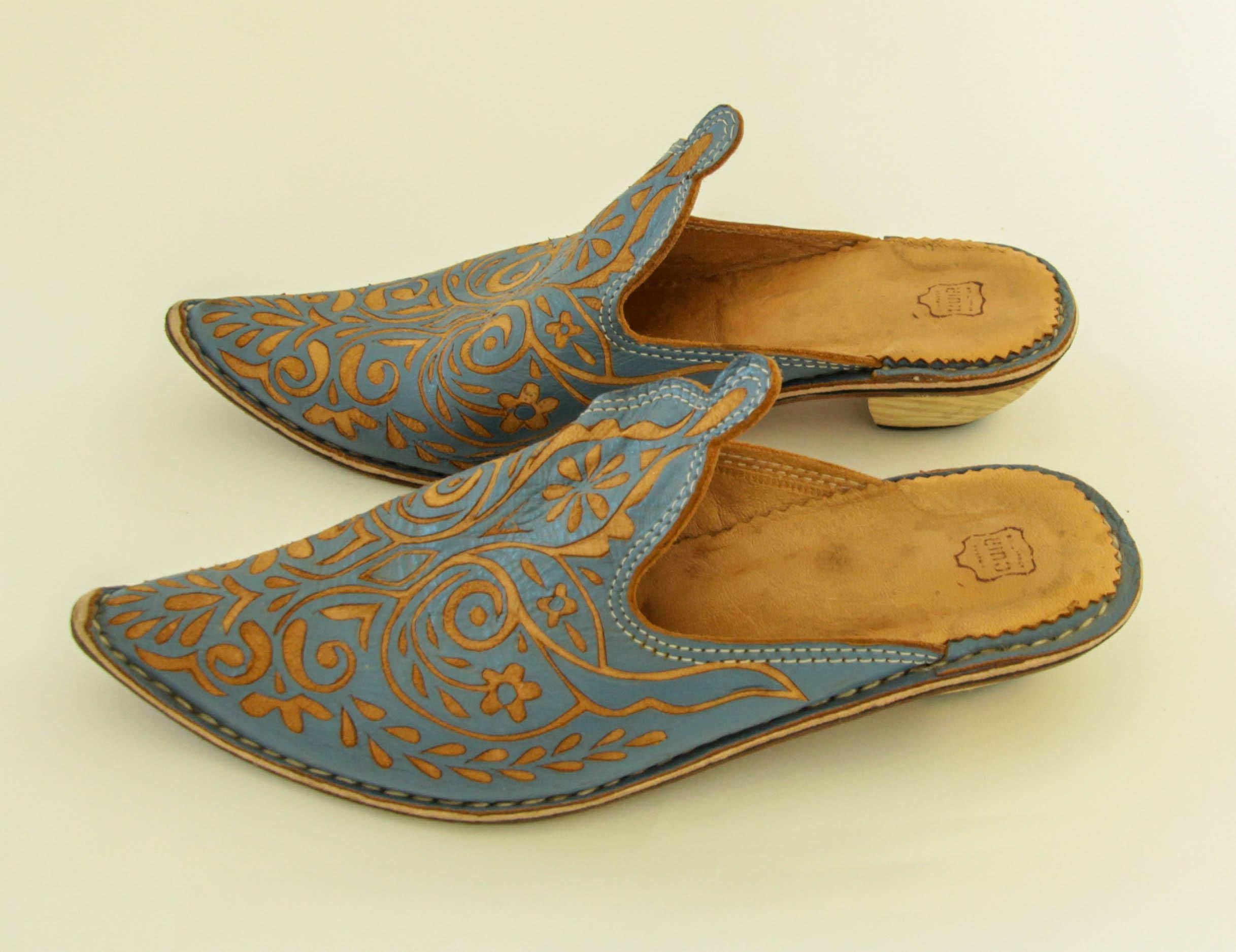 Scarpe in pelle marocchina con tacco in legno blu misura 39 EU.
Scarpe mule in pelle con taglio blu da donna Moroccan.
Mules in pelle slip-on in stile liberty bohémien Hippie
dettagli di taglio impreziositi e cuciture sul bordo
Tacchi in legno: 1,5