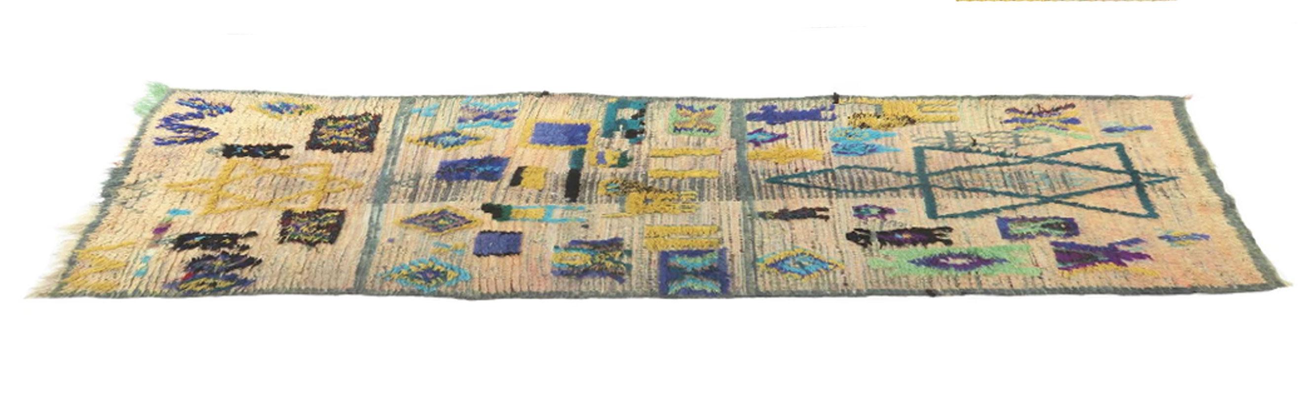 Une pièce importante de la culture marocaine et de l'art textile.
Ce chemin de table en laine du milieu du siècle est tissé à la main avec un motif élaboré de figures de lions, d'humains et de symboles berbères. Il fut un temps où les lions