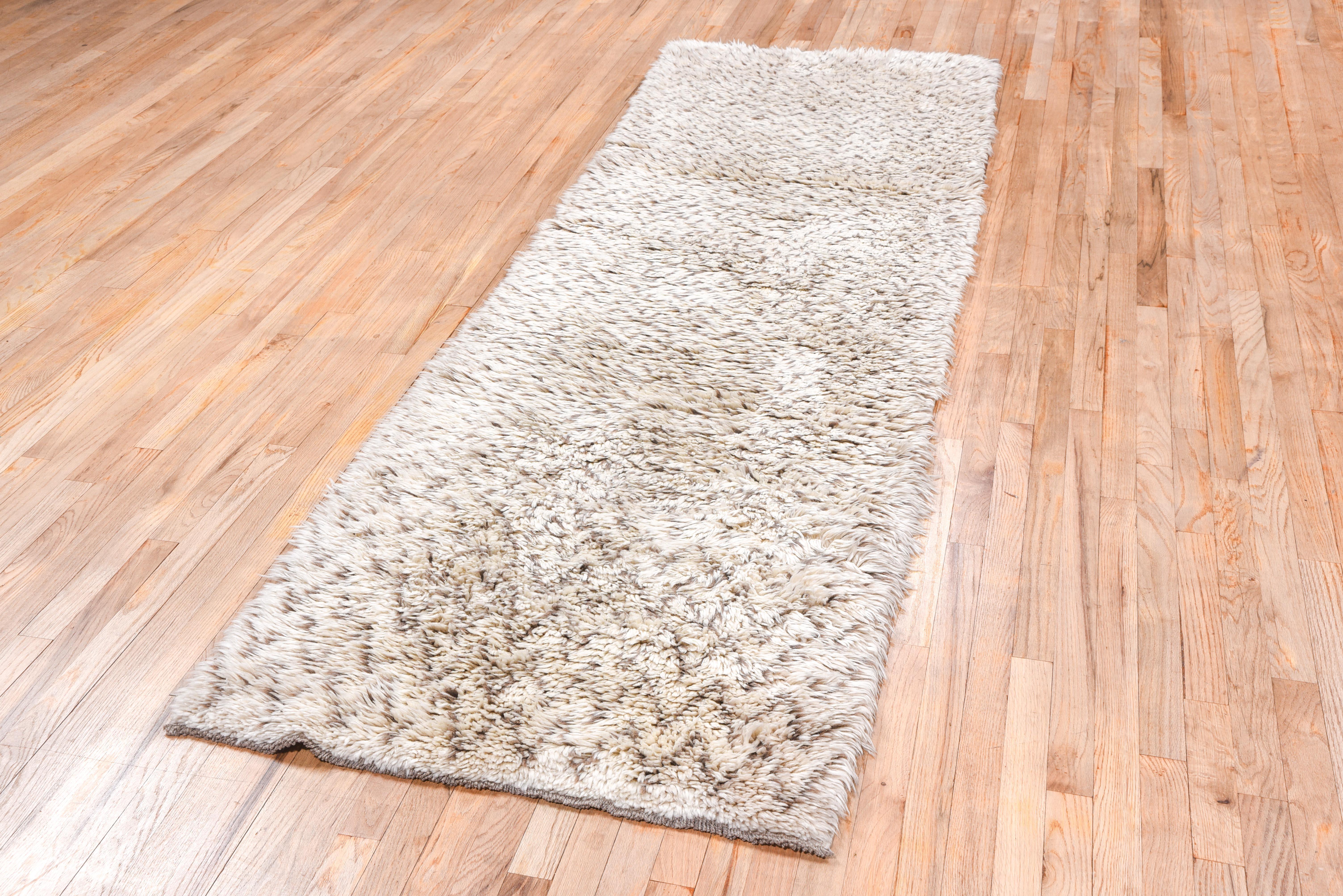 Moroccan Long Rug in White Winter Tones For Sale 1