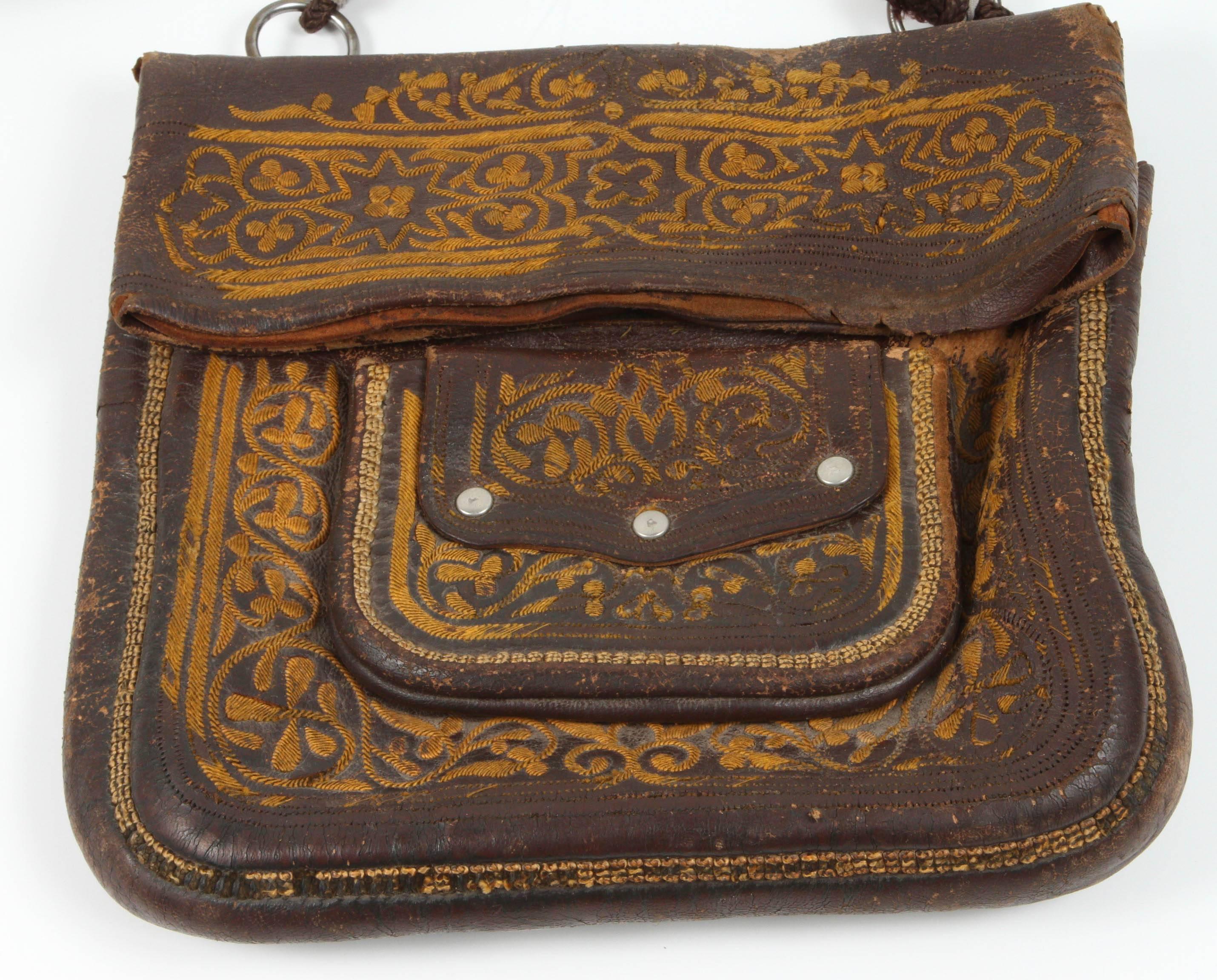 Hand-crafted in Morocco, this messenger leather African bag is hand-embroidered.
This is an old antique man shoulder slim bag, merchants in Morocco when travelling used this bag under their coat to put their money and valuables.
