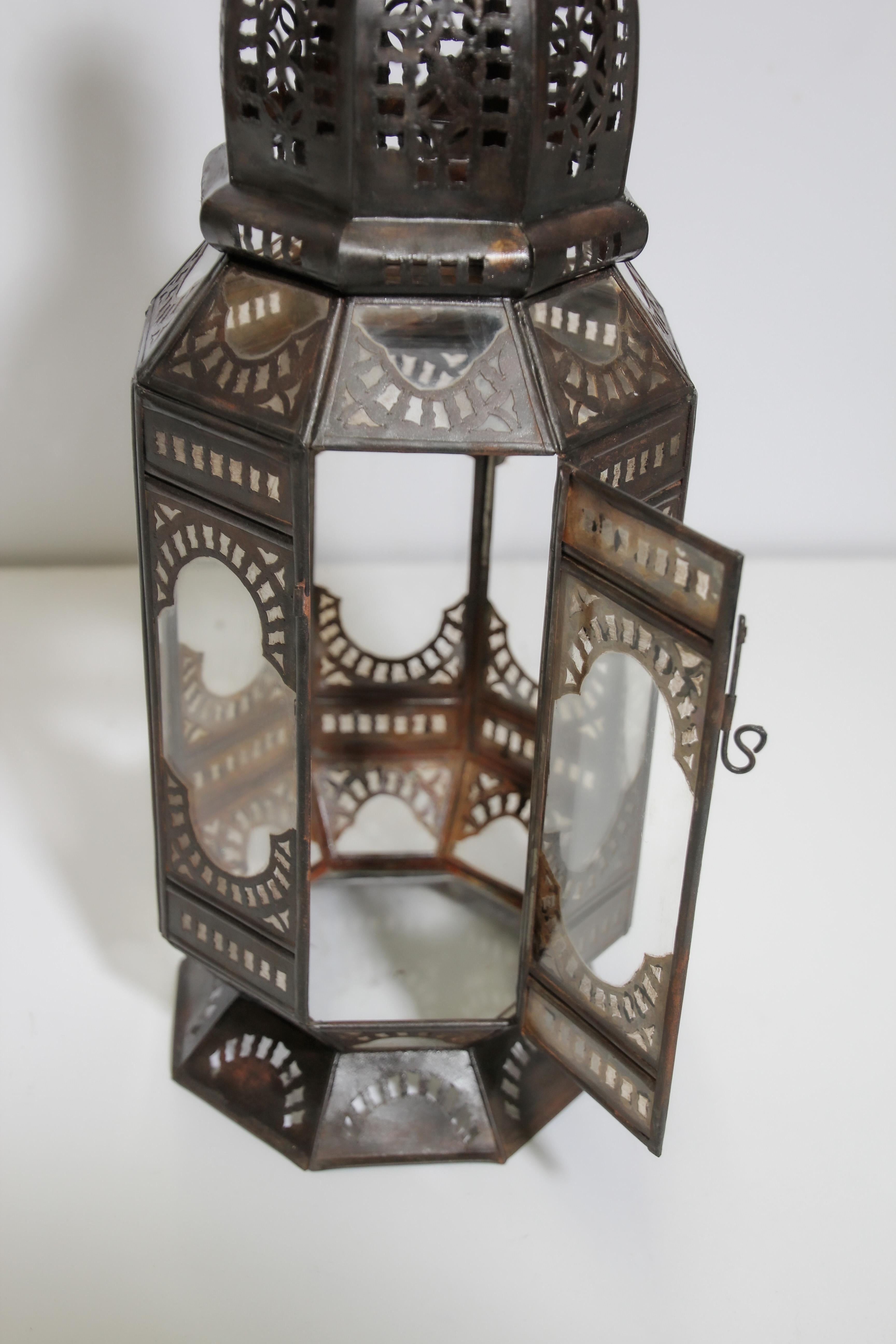 Lanterne de bougie marocaine en métal et verre transparent en vente 2