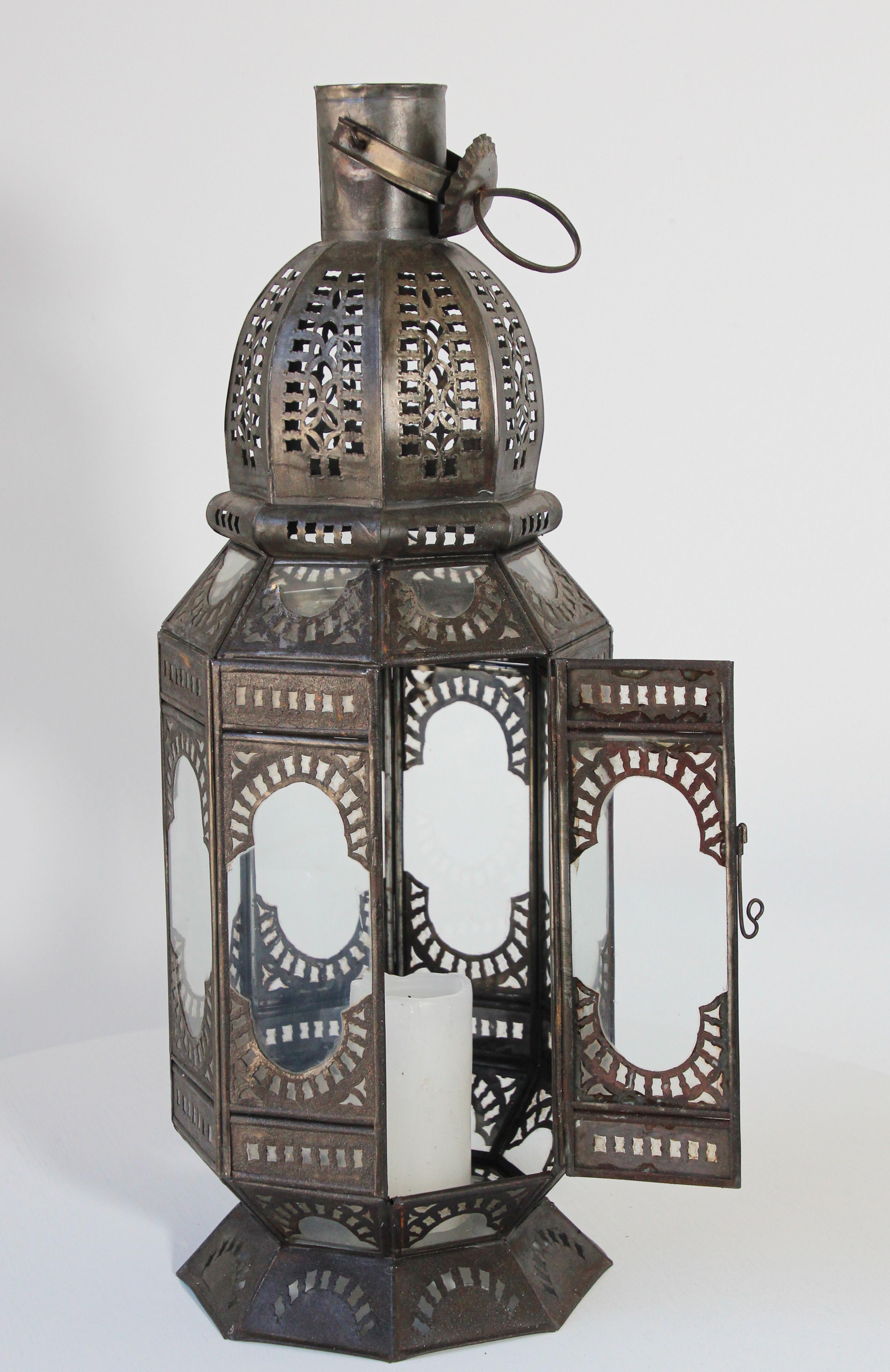 Lanterne de bougie marocaine en métal et verre transparent en vente 6