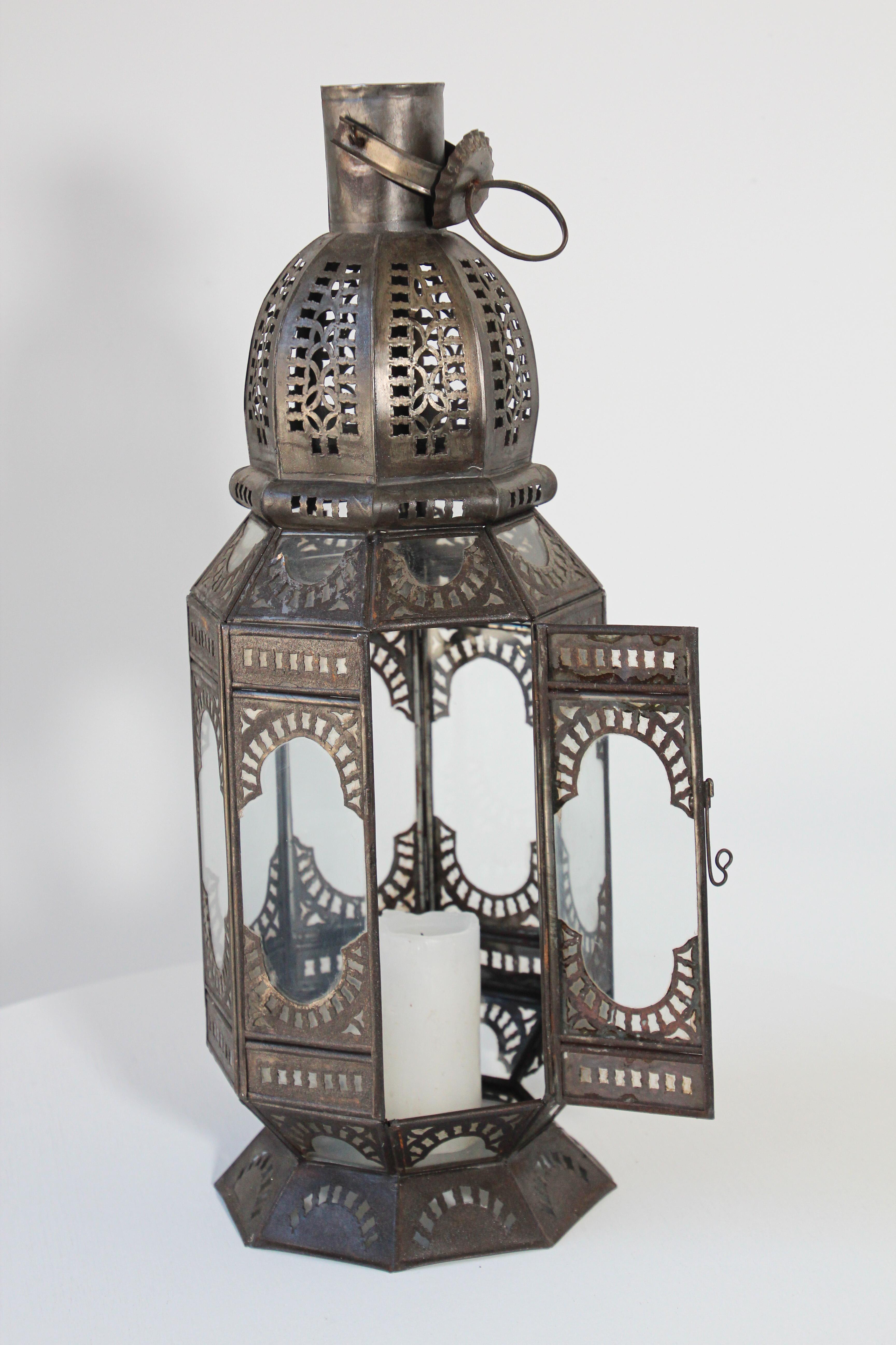 Lanterne de bougie marocaine en métal et verre transparent en vente 7