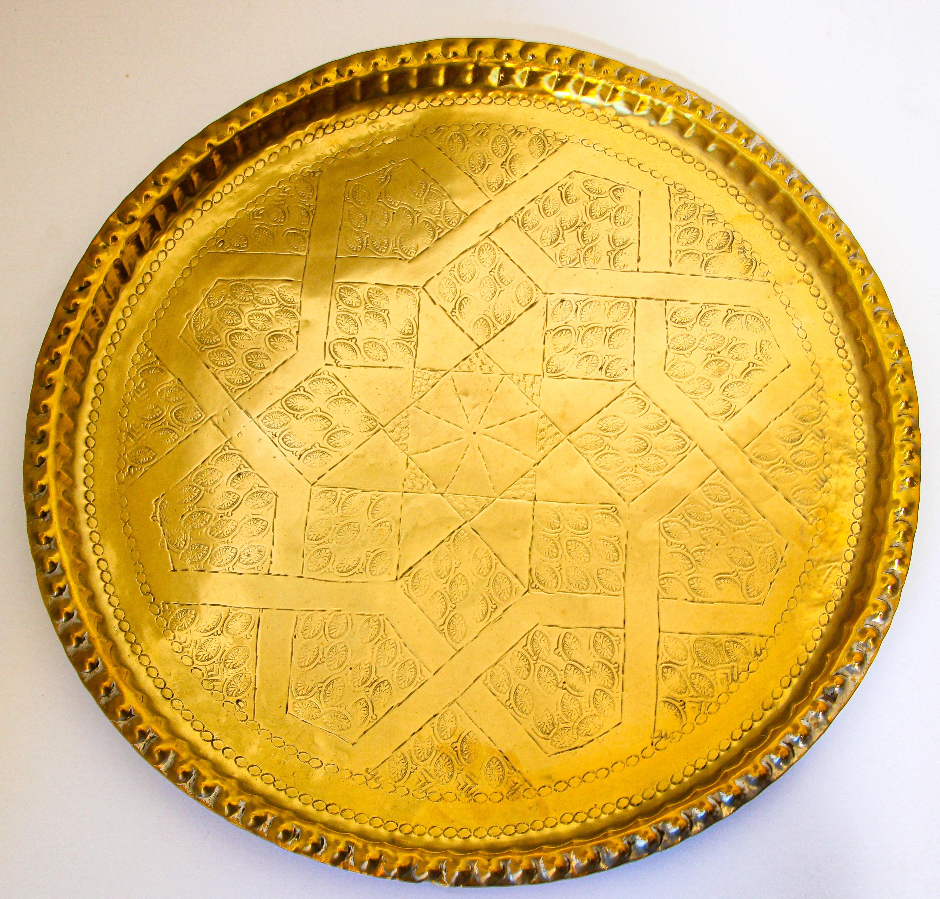 Vintage Moroccan Moorish hand-hammered brass tray, intricate artwork, Metalwork brass repousse Moorish geometric designs with the star of Salomon in the center.
Handcrafted decorative polished brass tray.
Fabulous hand-etched wall hanging
