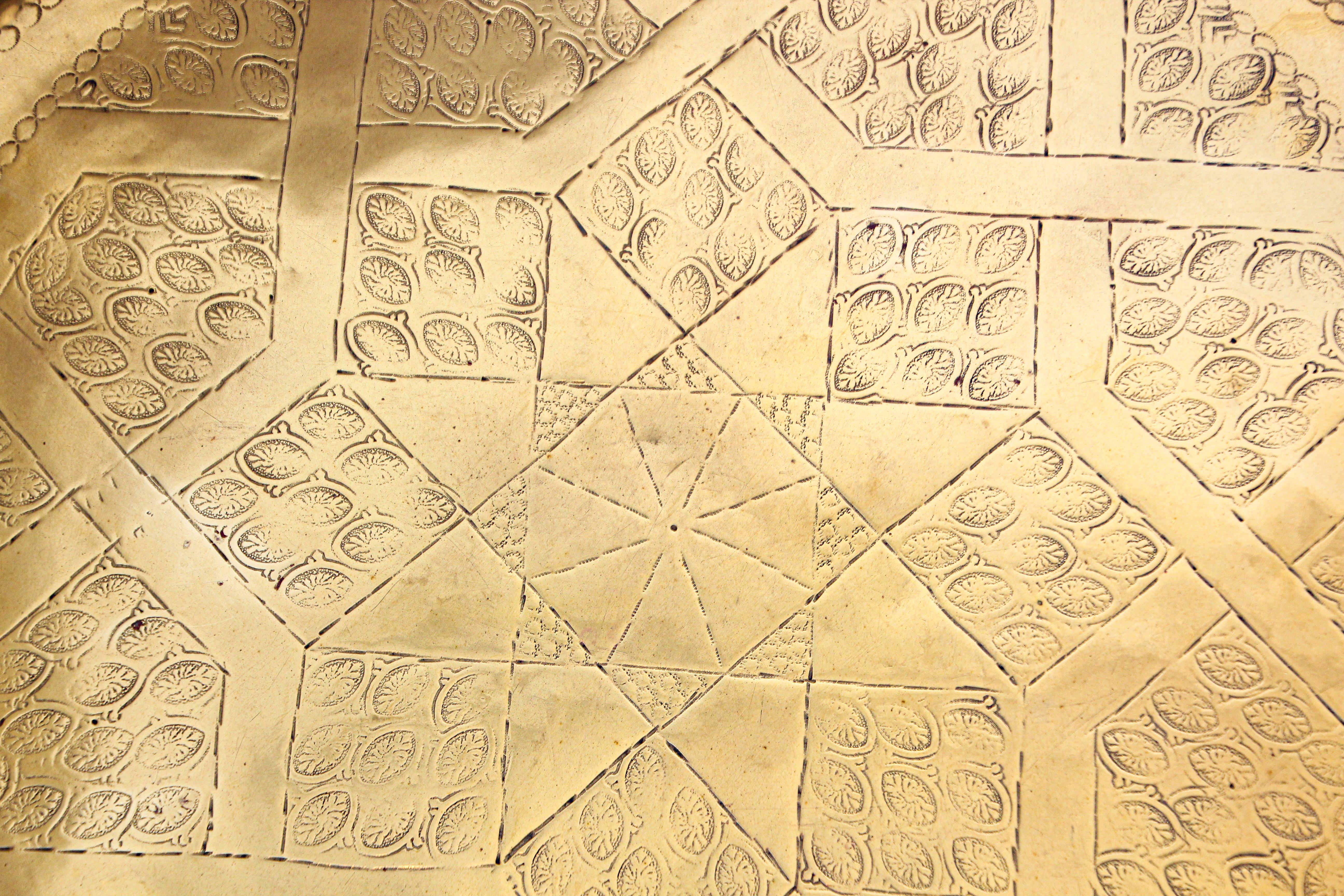 Marokkanisches Metall-Messing-Tablett Dekorativ Maurisch im Zustand „Gut“ im Angebot in North Hollywood, CA