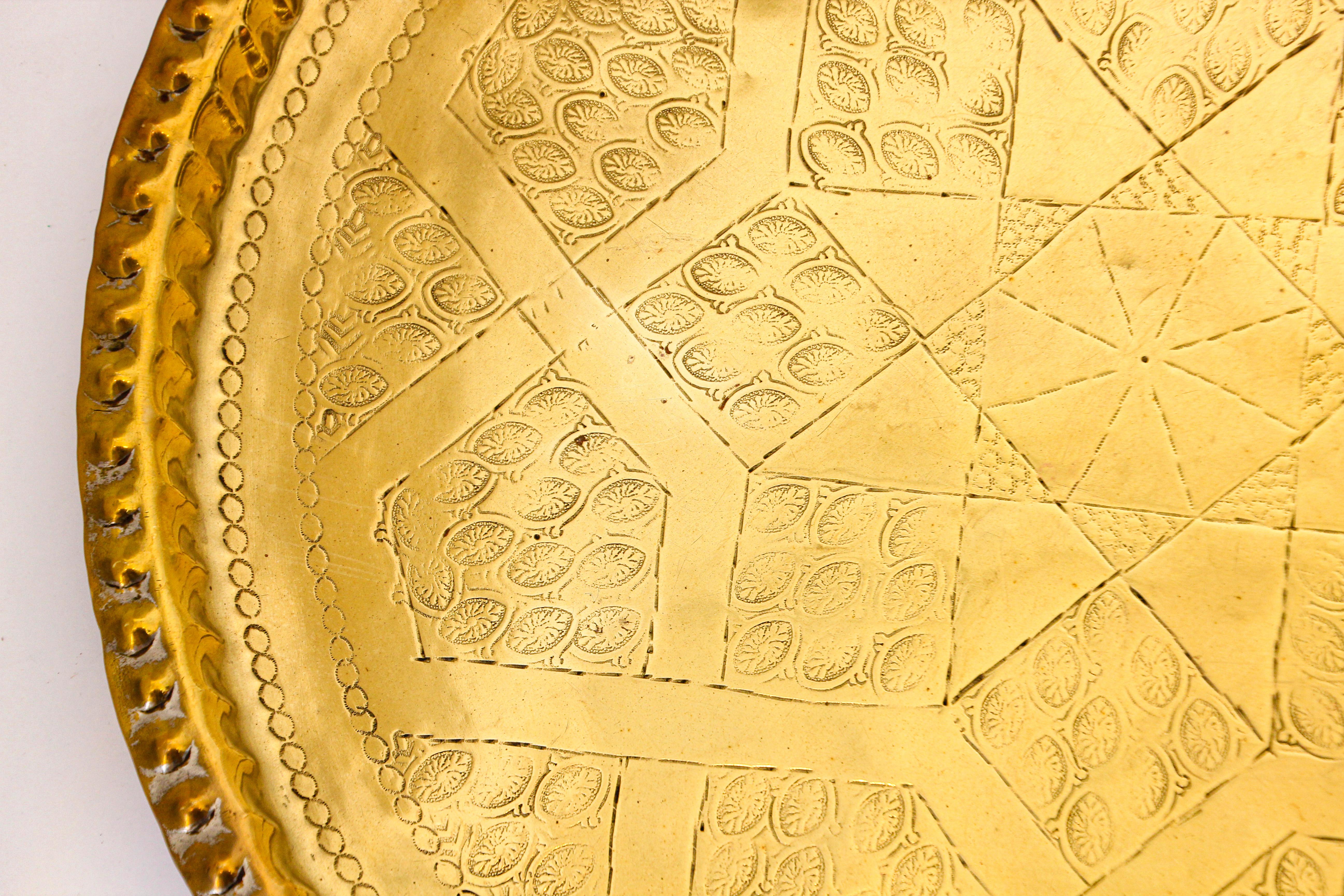 Marokkanisches Metall-Messing-Tablett Dekorativ Maurisch (20. Jahrhundert) im Angebot