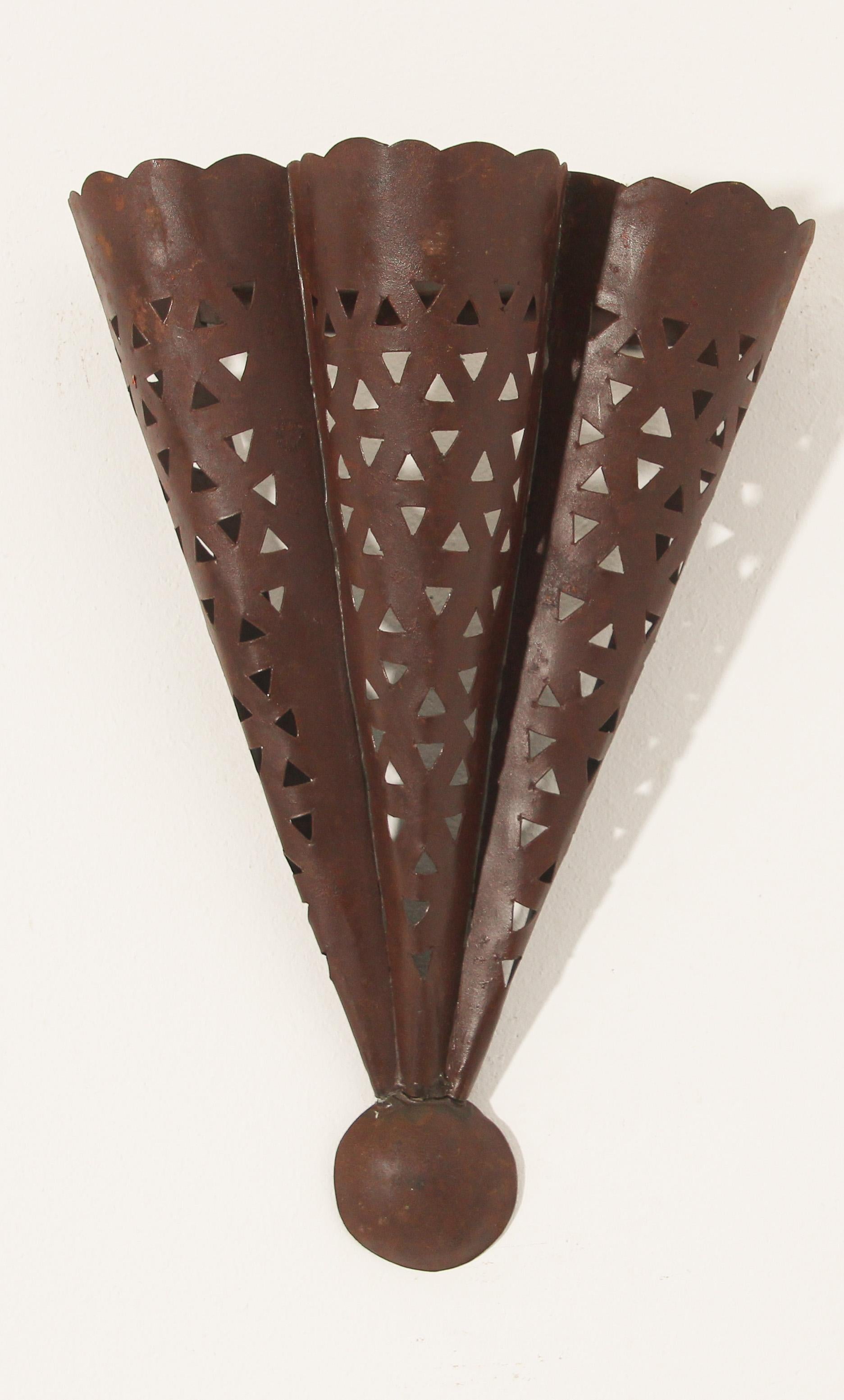 Handcrafted Moroccan Spanish style metal tole sconce shade in cone shape.
Hispano Moresque sconce shade with cutout.
Dark rust finish patina,
For use indoor or outdoor.
Not wired for electricity, shade only.
Multiple available.
Handmade in