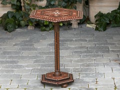 Mesa auxiliar marroquí de mediados de siglo Guéridon hexagonal con motivos geométricos incrustados