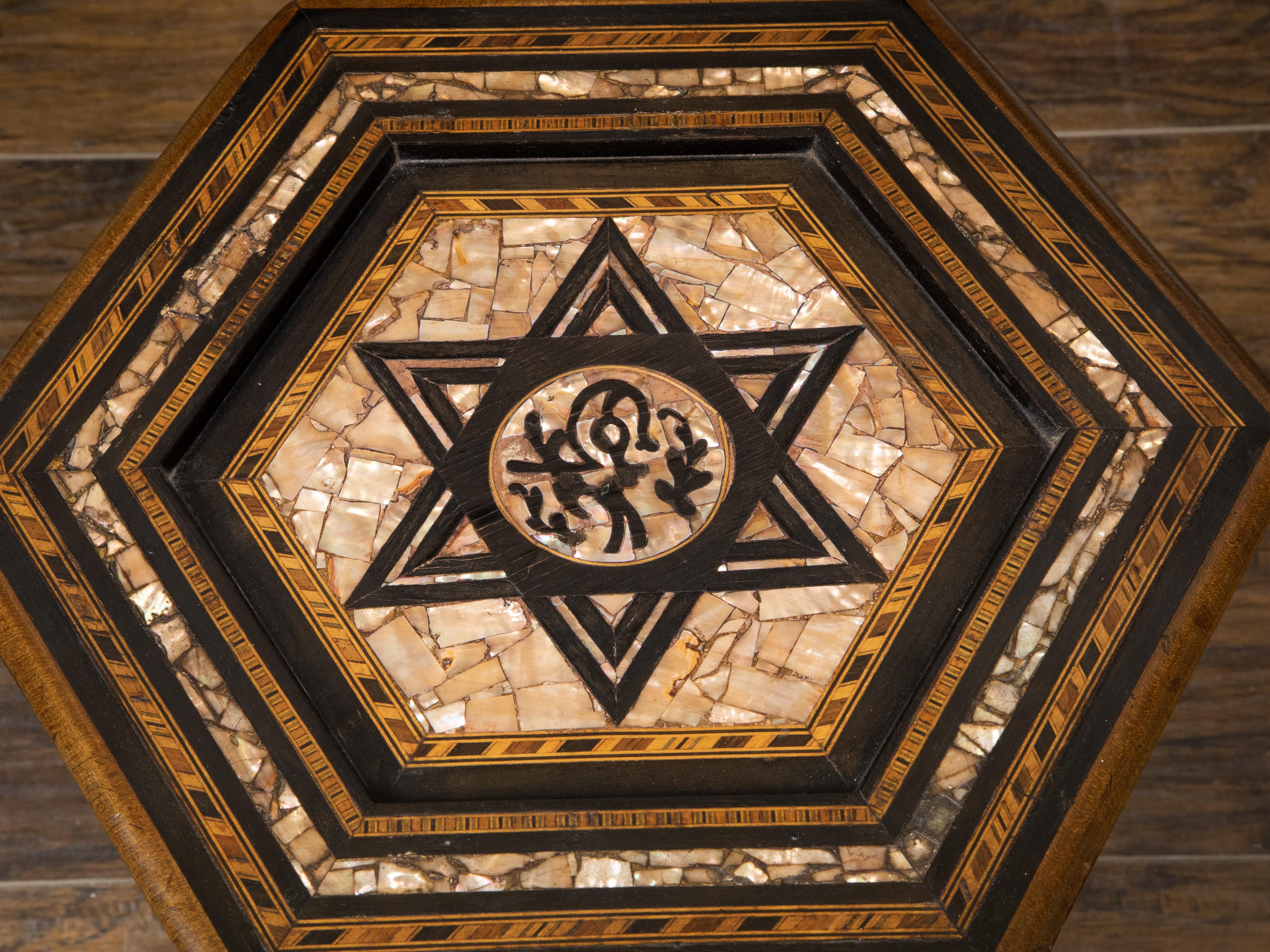 20ième siècle Table d'appoint marocaine du milieu du siècle dernier avec plateau hexagonal et incrustation de nacre en vente