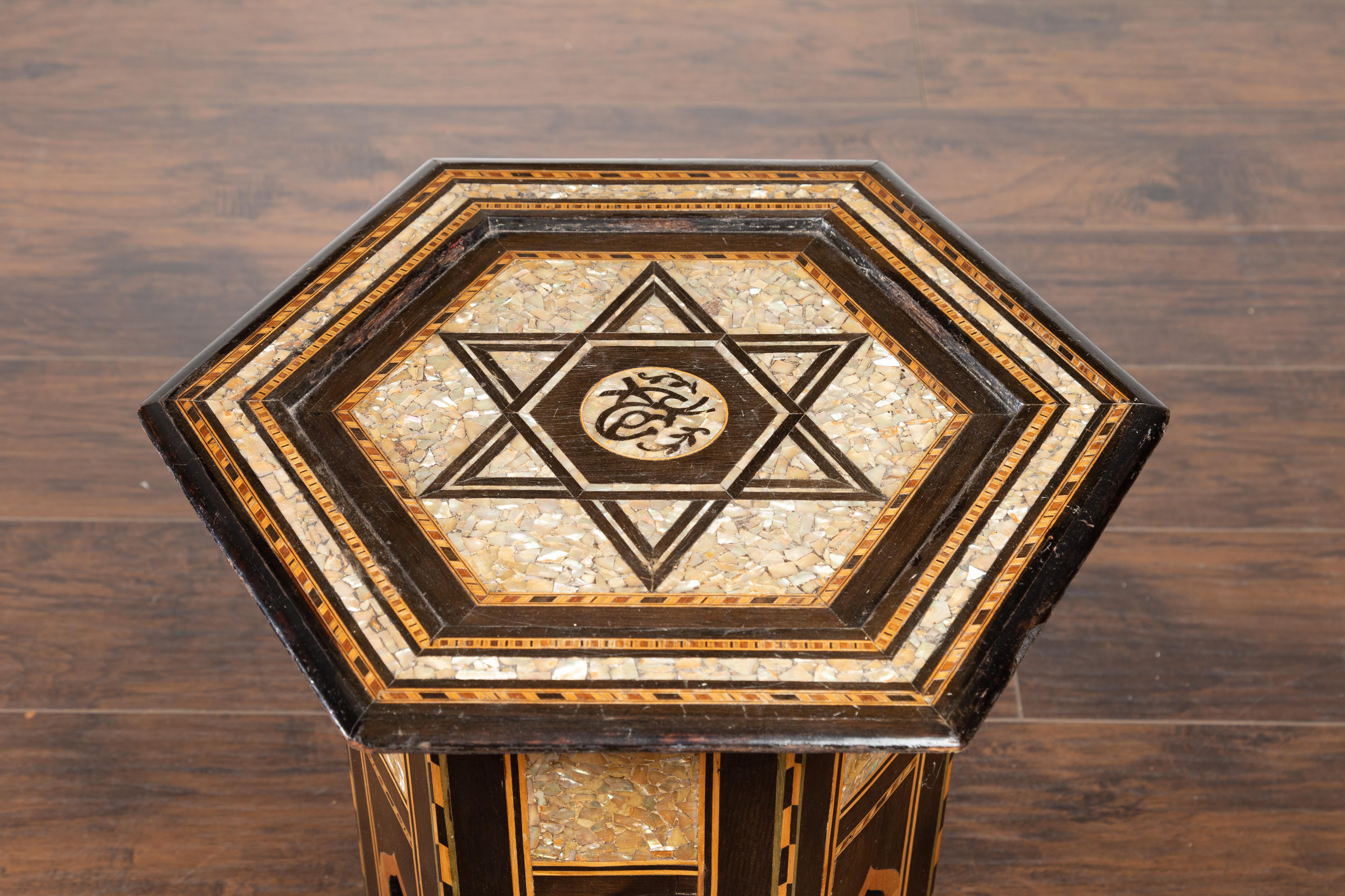 Marokkanischer Beistelltisch aus der Mitte des Jahrhunderts mit sechseckiger Platte und Perlmutt-Intarsien im Angebot 2