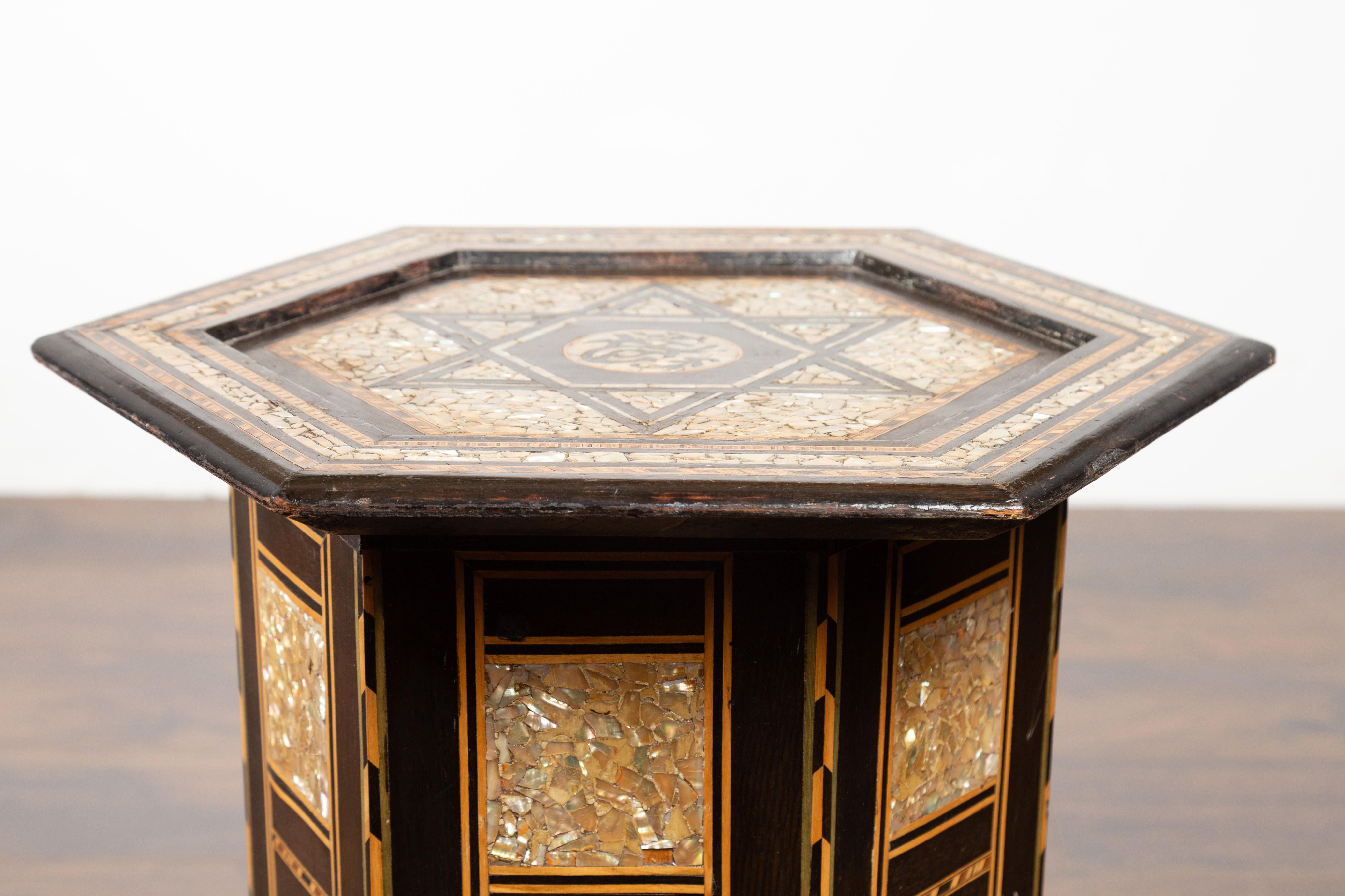 20ième siècle Table d'appoint marocaine du milieu du siècle dernier avec plateau hexagonal et incrustation de nacre en vente