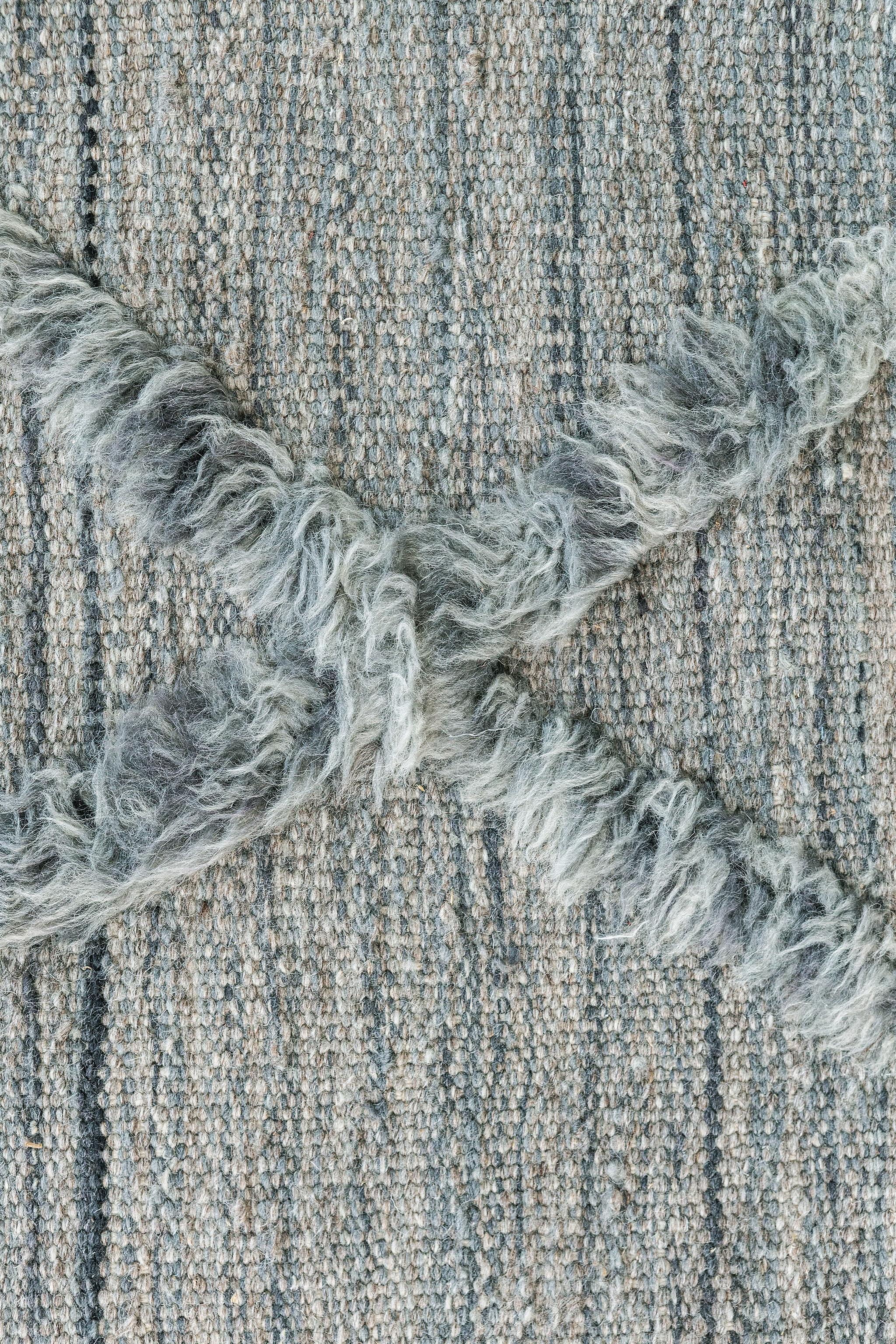 Lassen Sie sich von diesem luxuriösen Teppich aus unserer Atlas Collection verzaubern. Er hat ein durchgehendes Rautenmuster durch die horizontalen Holzkohlestriche und zeigt das Thema des Farbverlaufs, was ihn noch einzigartiger macht. Verwöhnen