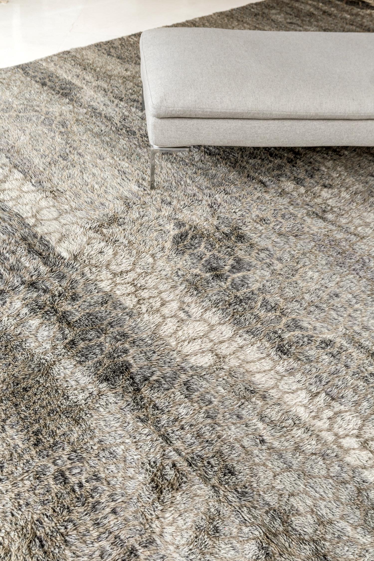 A magnificent Moroccan Berber rug in Middle Atlas Tribe that displays a minimalist style reminiscent of a crocodile skin. This fascinating plush rug emanates chic yet sophisticated vibe. The thin lines crisscross in an organic manner, creating a