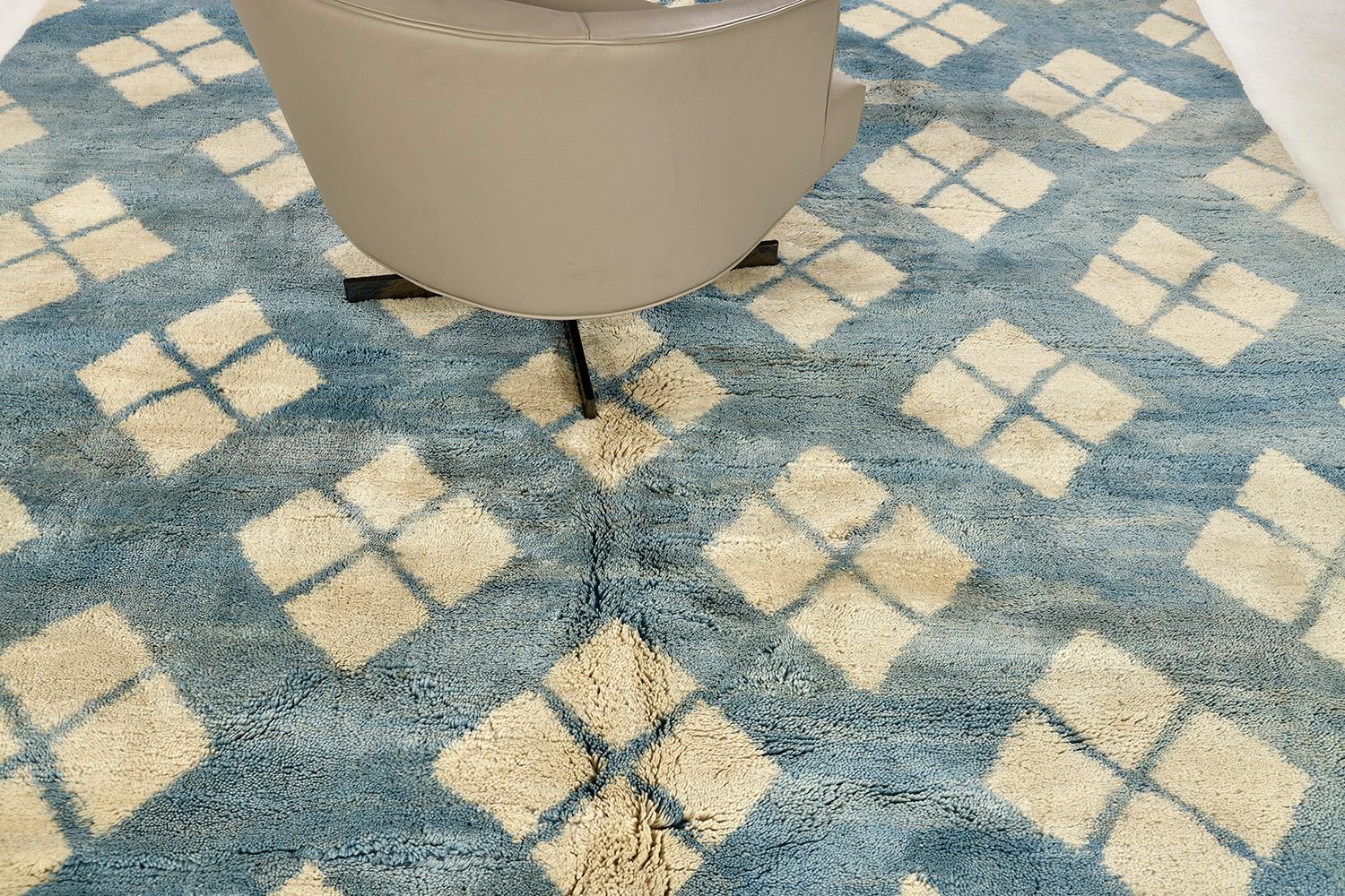 Marokkanischer Teppich mit Stammesmotiv aus dem Mittleren Atlas aus der Kollektion Atlas im Zustand „Neu“ im Angebot in WEST HOLLYWOOD, CA