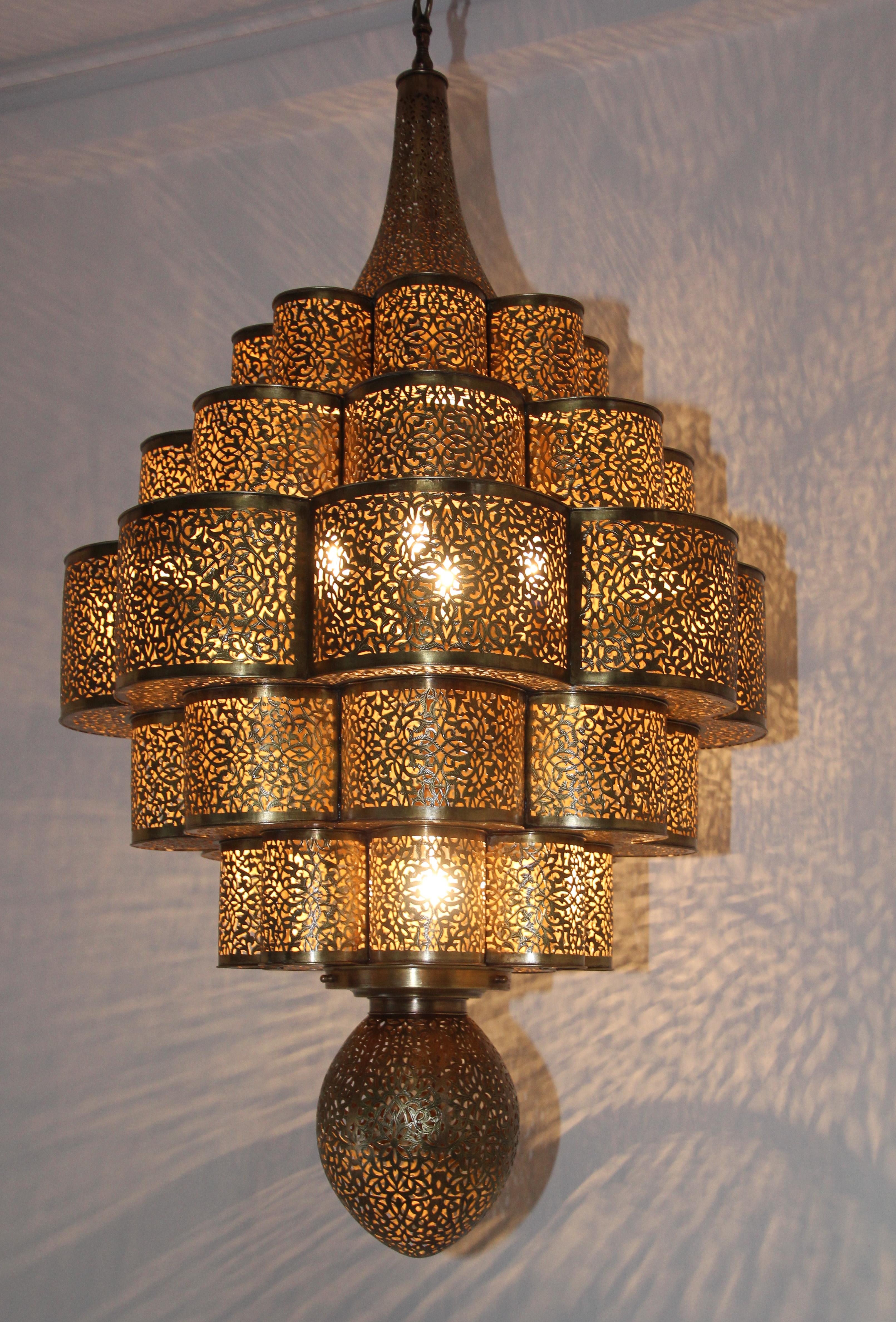 Fabulous finely handcrafted and hand chased Moroccan Moorish brass Alhambra hanging chandelier.
This Alhambra Moroccan chandelier is made of brass and delicately handcrafted, hand-chase, hand-hammered and chiseled, the brass become a fine art like a