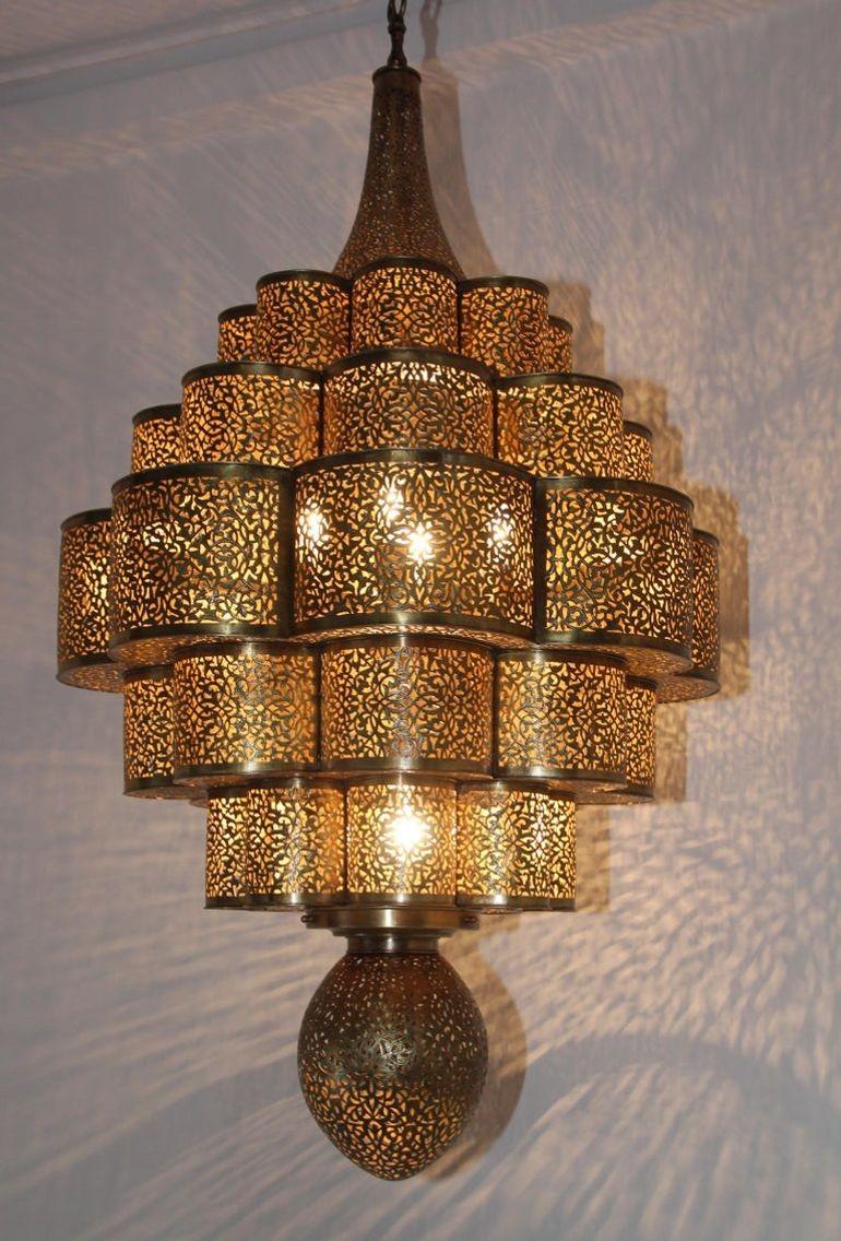 Favoloso lampadario a sospensione Alhambra in ottone marocchino finemente lavorato e cesellato a mano.
Questo lampadario marocchino Alhambra è realizzato in ottone e delicatamente lavorato a mano, cesellato e martellato a mano, l'ottone diventa