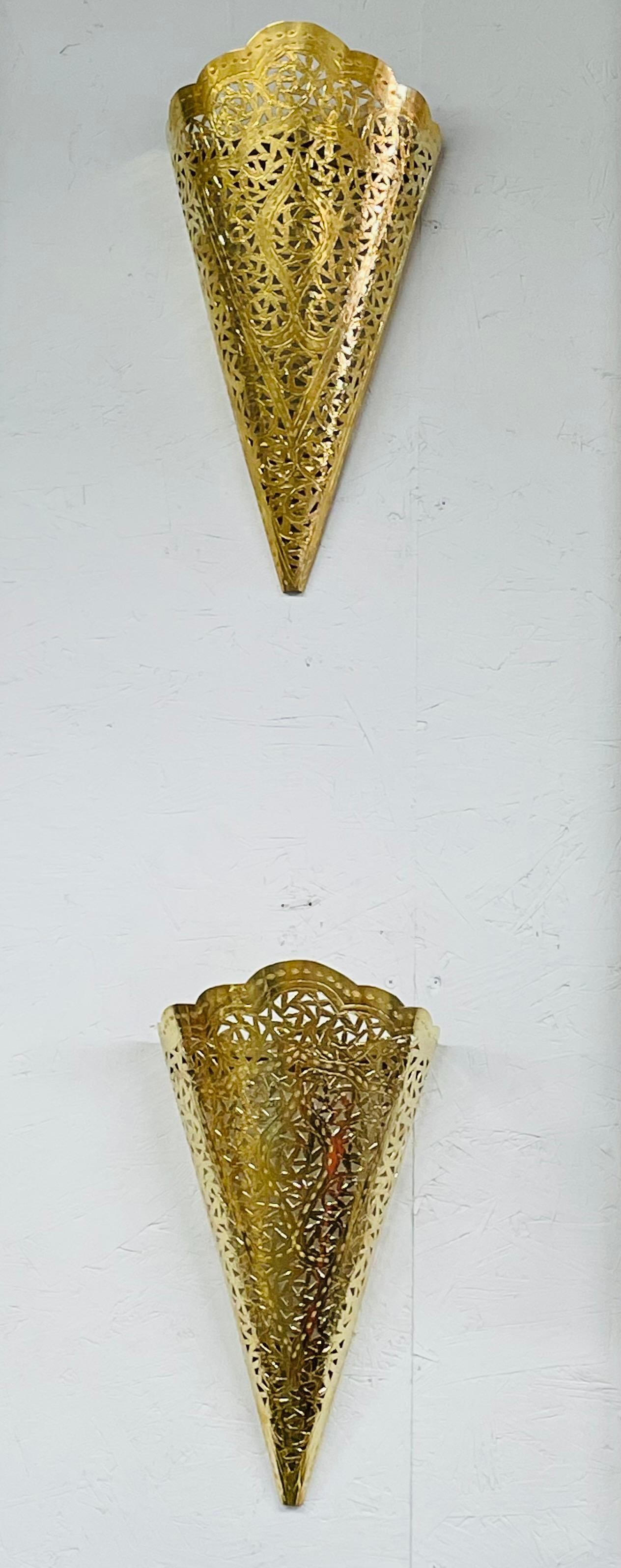 Abat-jour d'applique murale en forme de cône en laiton mauresque marocain vintage, une paire en vente 6