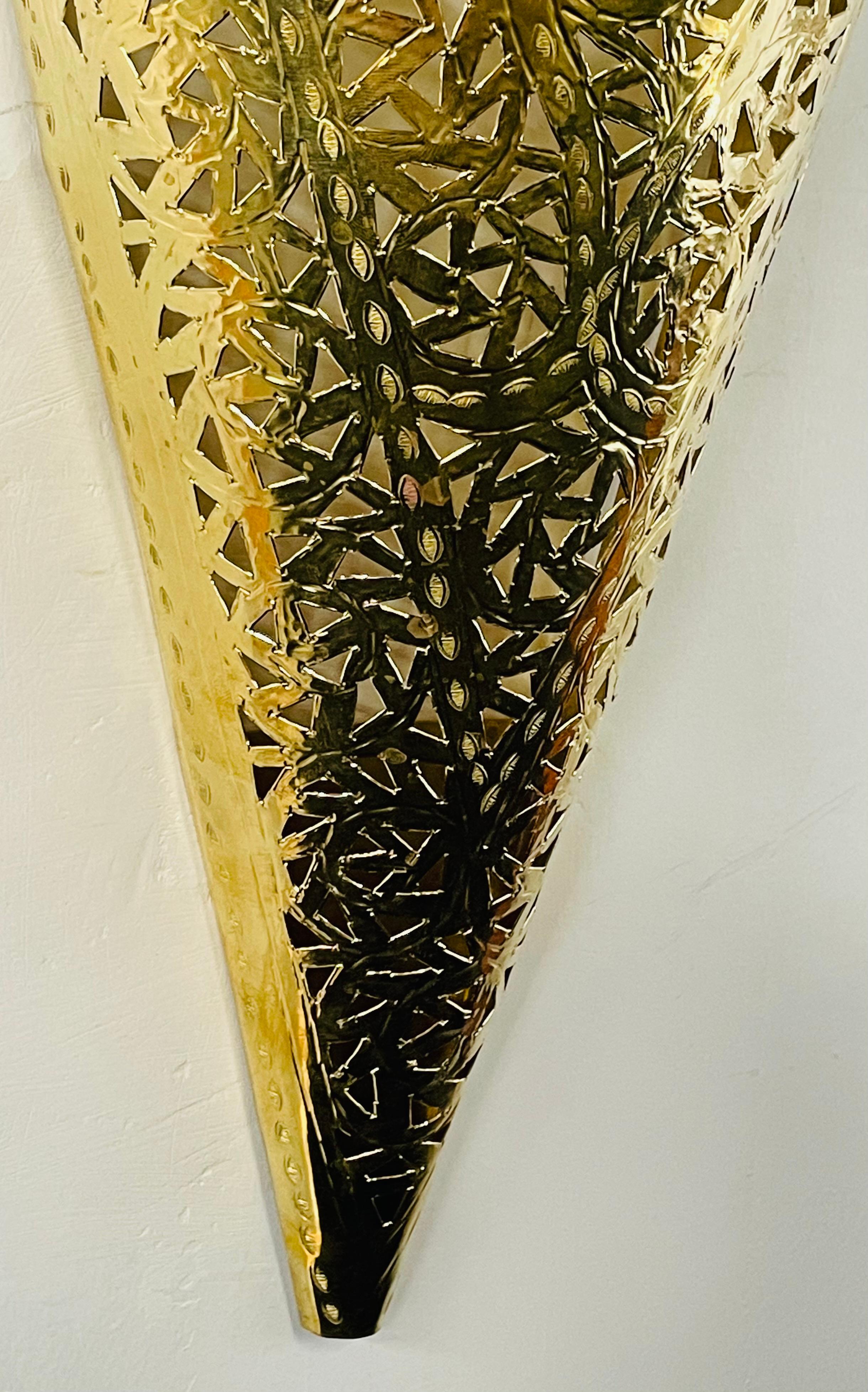Fin du 20e siècle Abat-jour d'applique murale en forme de cône en laiton mauresque marocain vintage, une paire en vente
