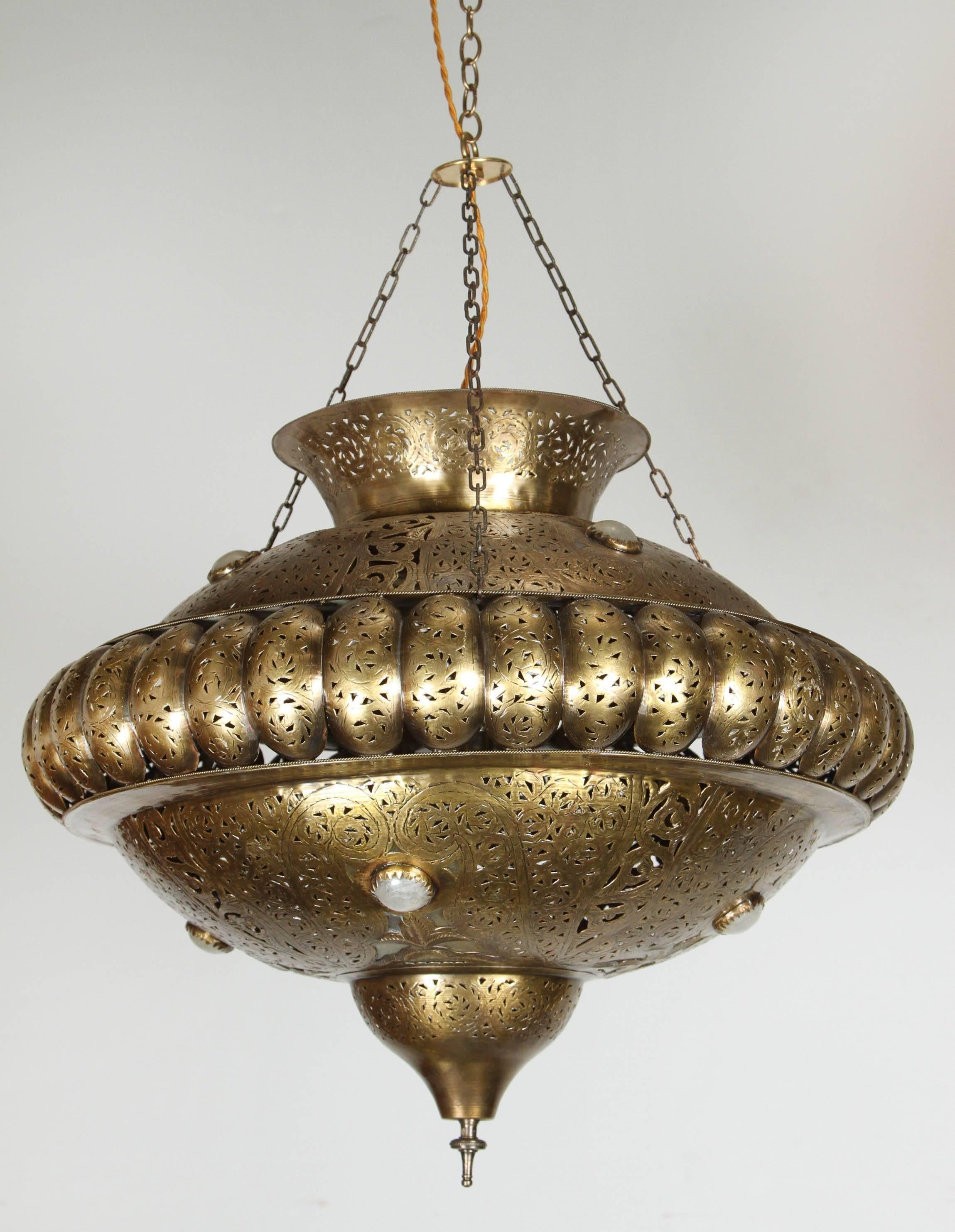 Pierced brass Moroccan pendant in the style of Alberto Pinto Moorish design.
This Moorish light fixture is delicately handcrafted and chiseled with Fine filigree designs by skilled Moroccan artisans.
Rewired for a single light source one socket up