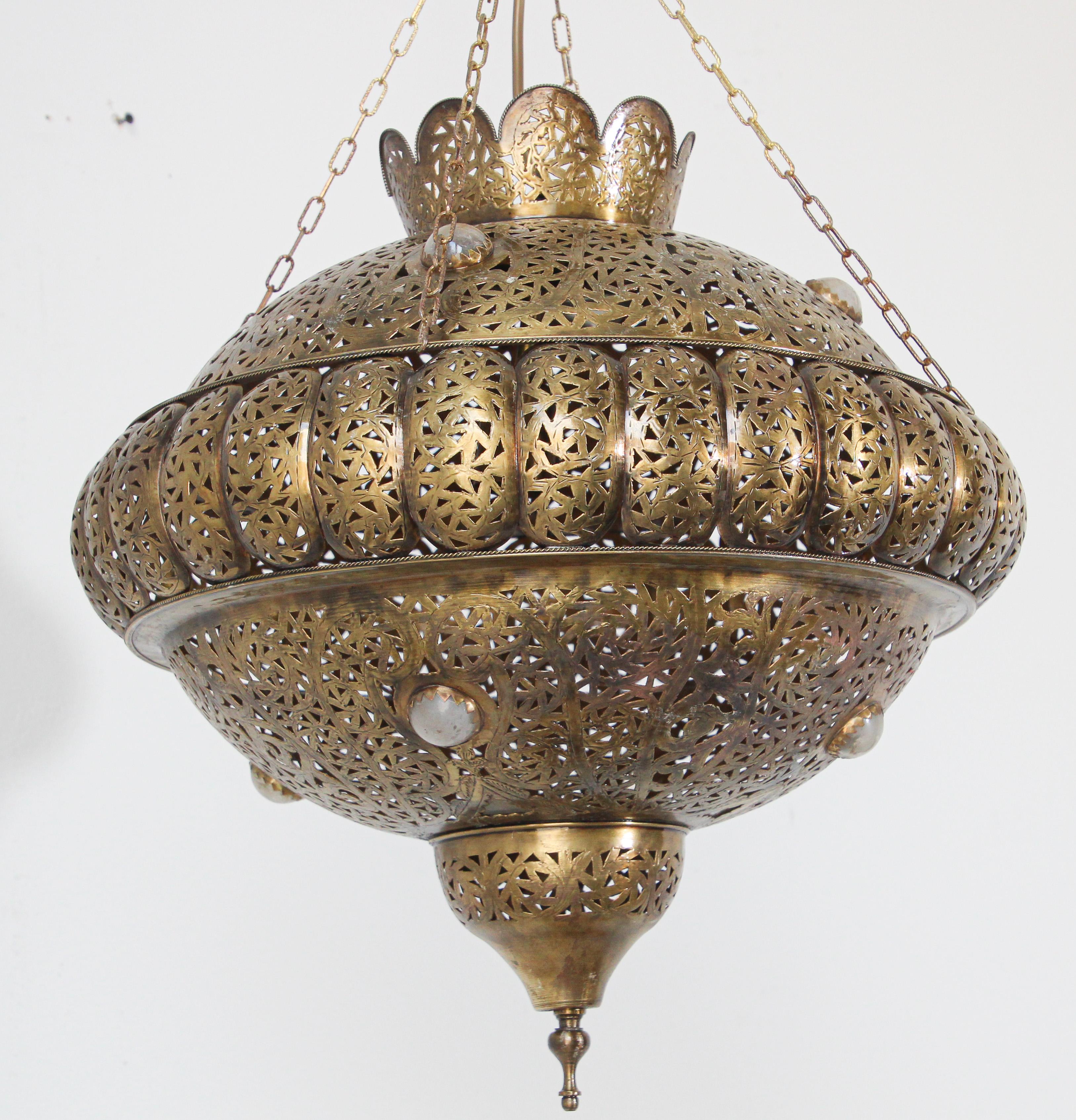 Moroccan brass pendant in the style of Alberto Pinto Moorish design.
This Moorish light fixture is delicately handcrafted and chiseled with Fine filigree designs by skilled Moroccan artisans.
Rewired for a single light source one socket up to 60