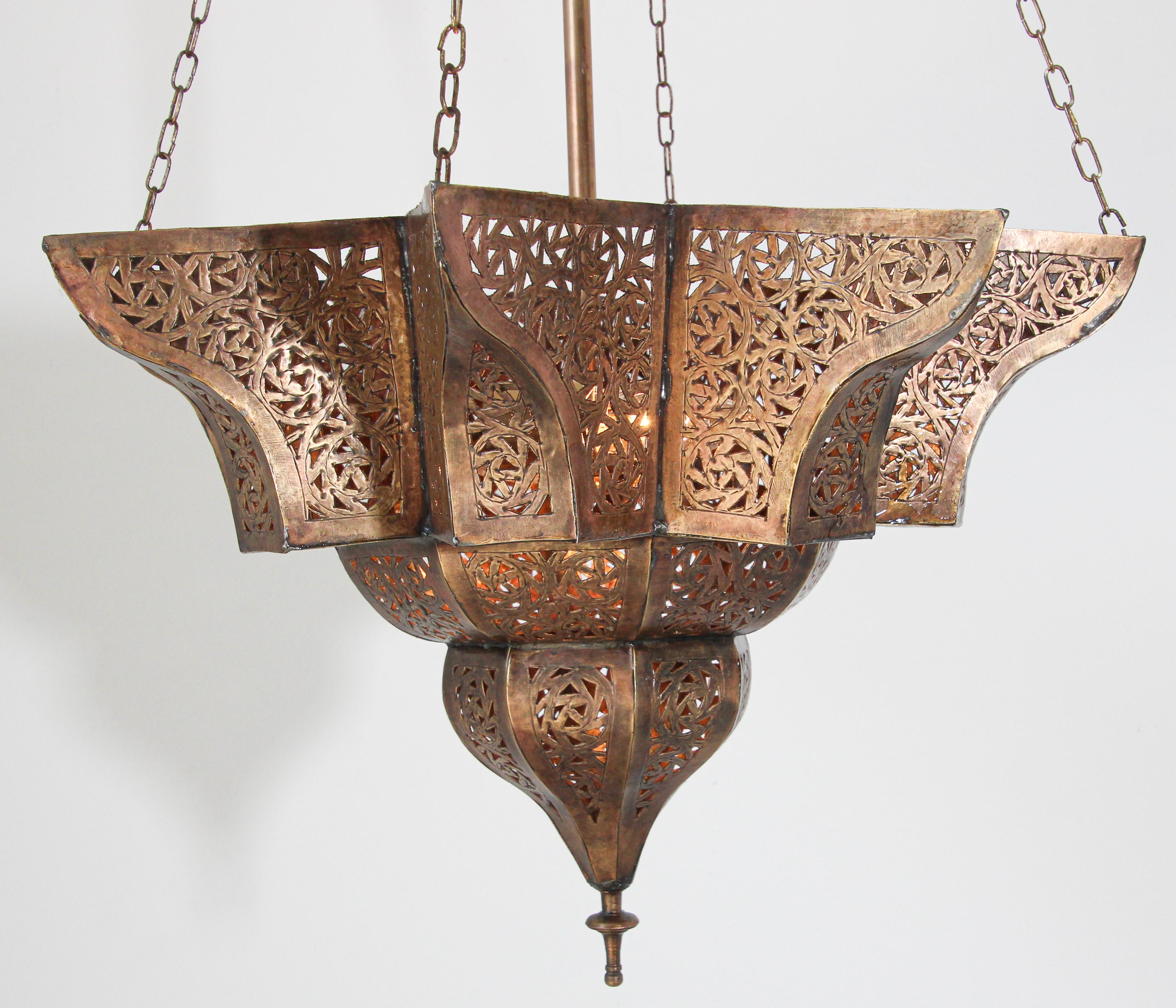 Moroccan Moorish star brass pierced hanging chandelier.
Unusual handcrafted pierced brass hanging chandelier in star shape.
Moorish filigree pierced geometric lattice work, nice patina.
Great to use for your Moroccan or Bohemian room.
Doris Duke