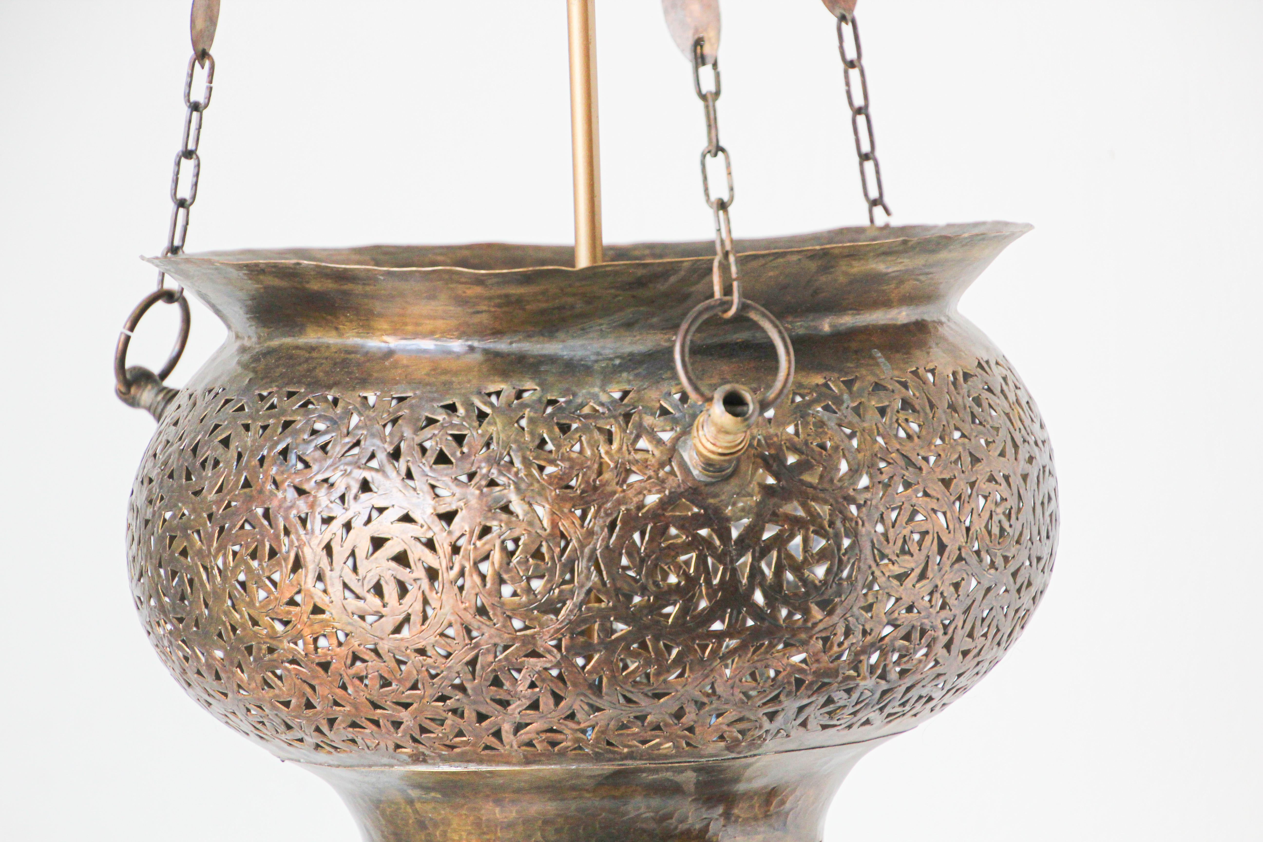 Lustre à suspension marocain percé en bronze mauresque en vente 3