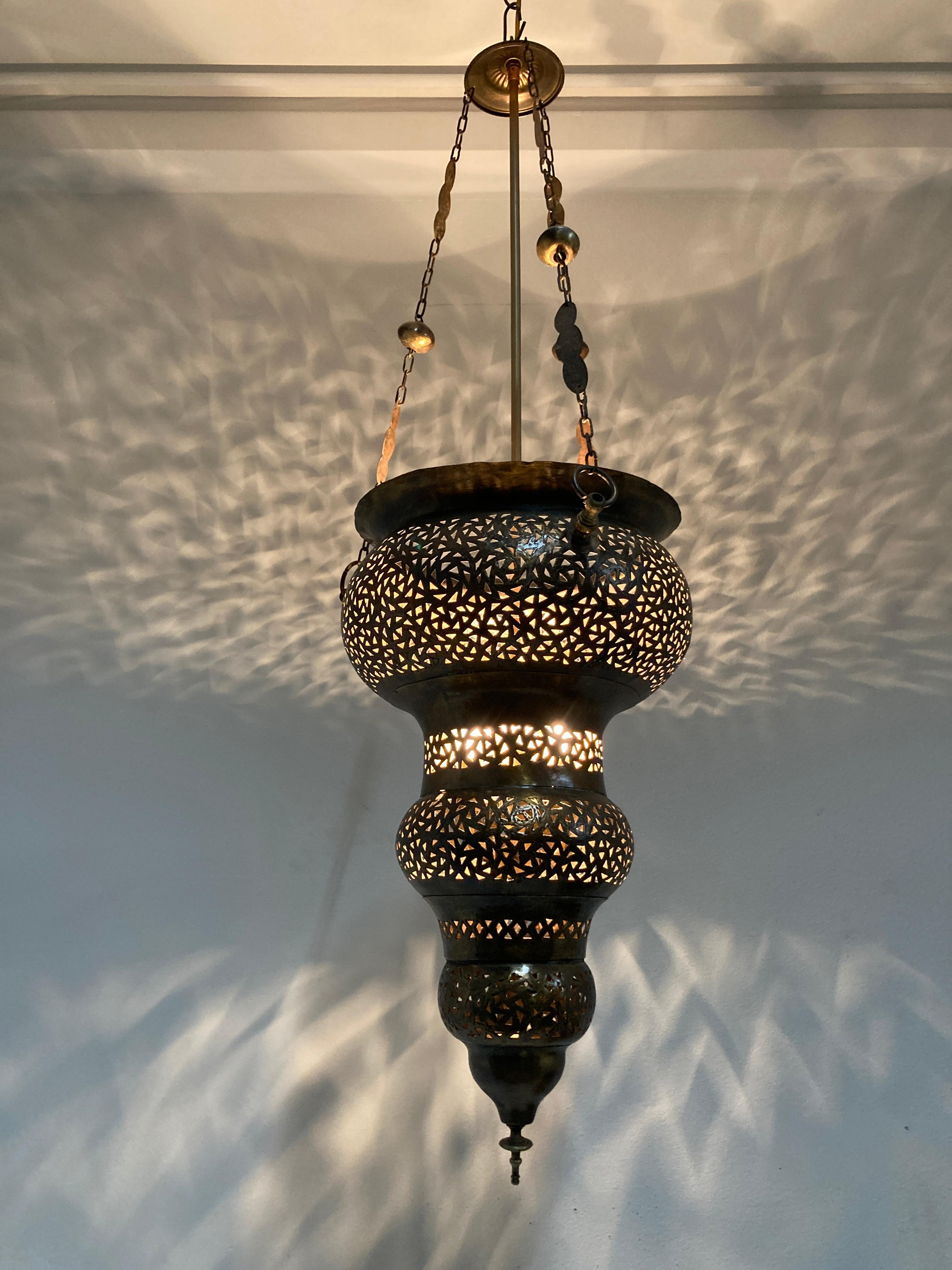 Lustre à suspension marocain percé en bronze mauresque en vente 10